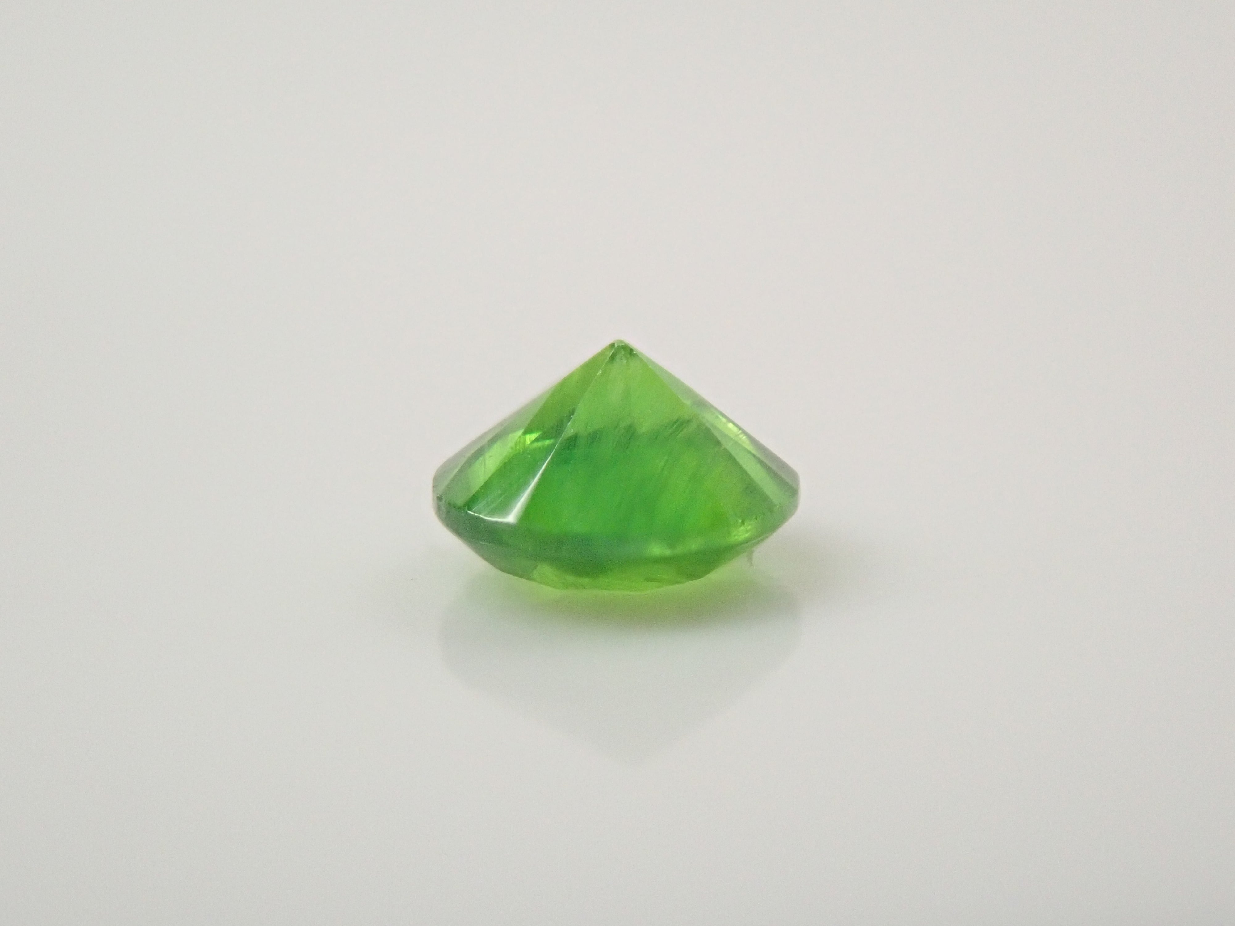 ロシア産デマントイドガーネット(ホーステール認む) 2.8mm/0.105ctルース
