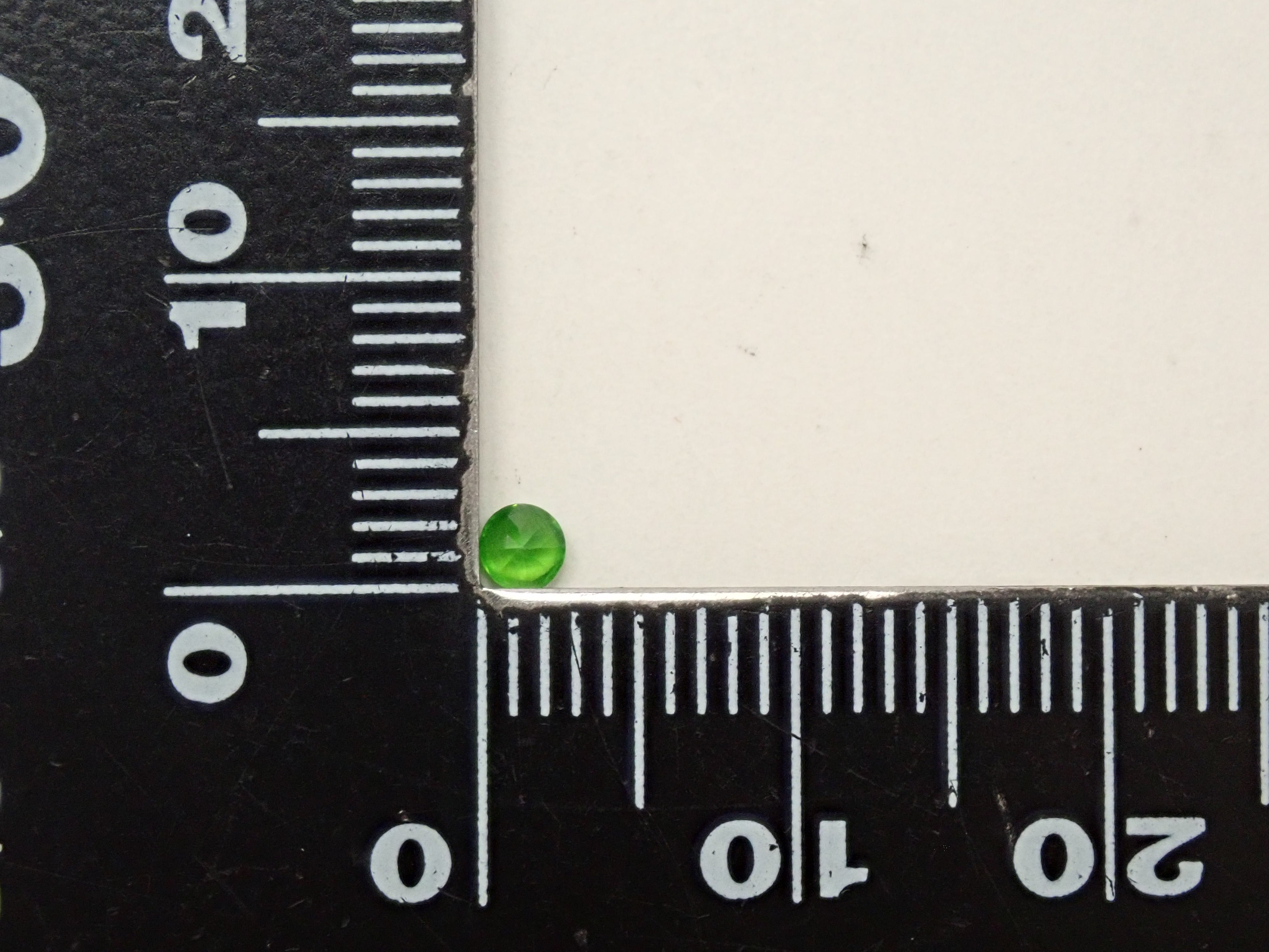 ロシア産デマントイドガーネット(ホーステール認む) 2.8mm/0.105ctルース