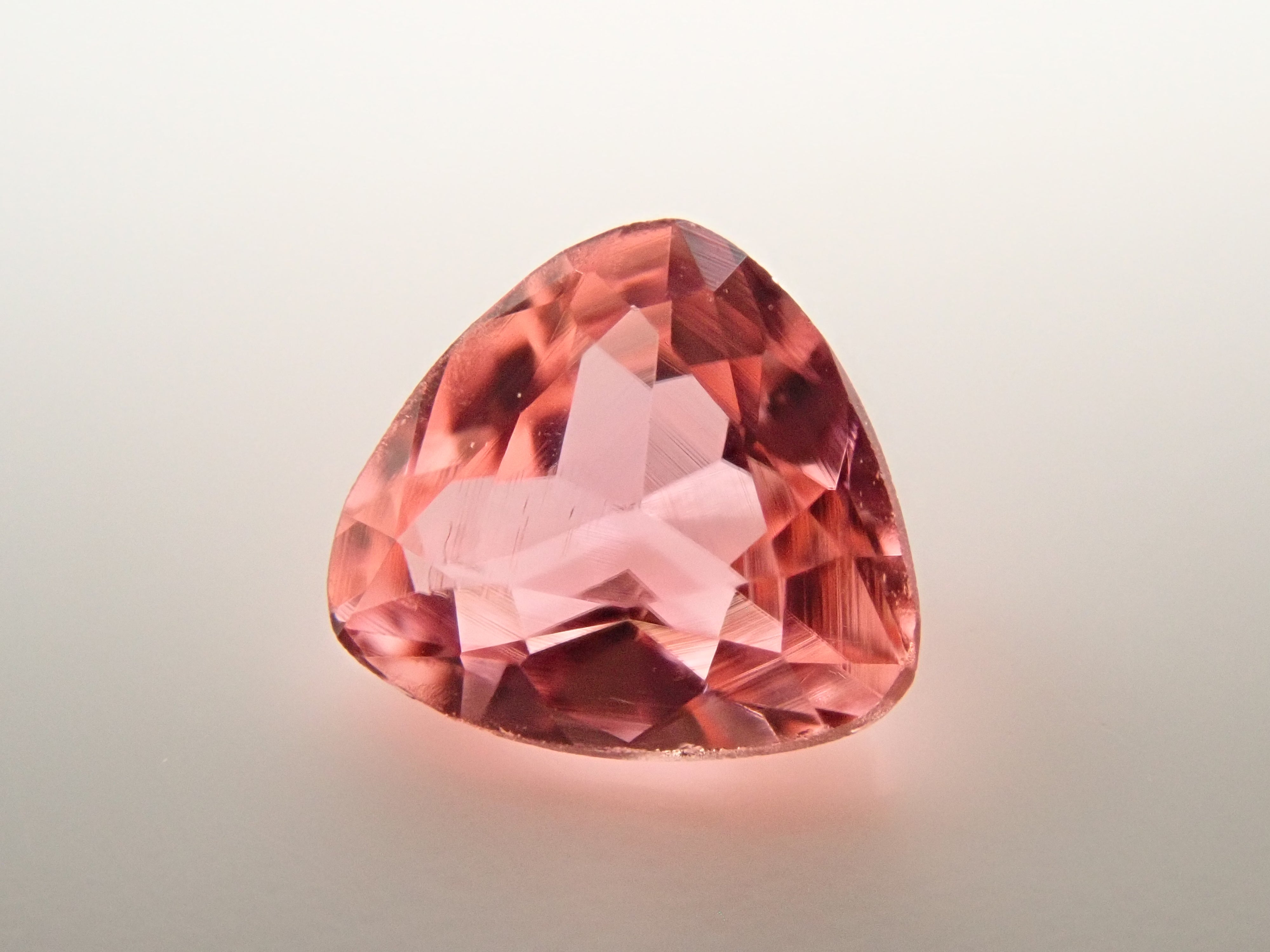 【12562841掲載】ヴェイリネナイト 0.146ctルース