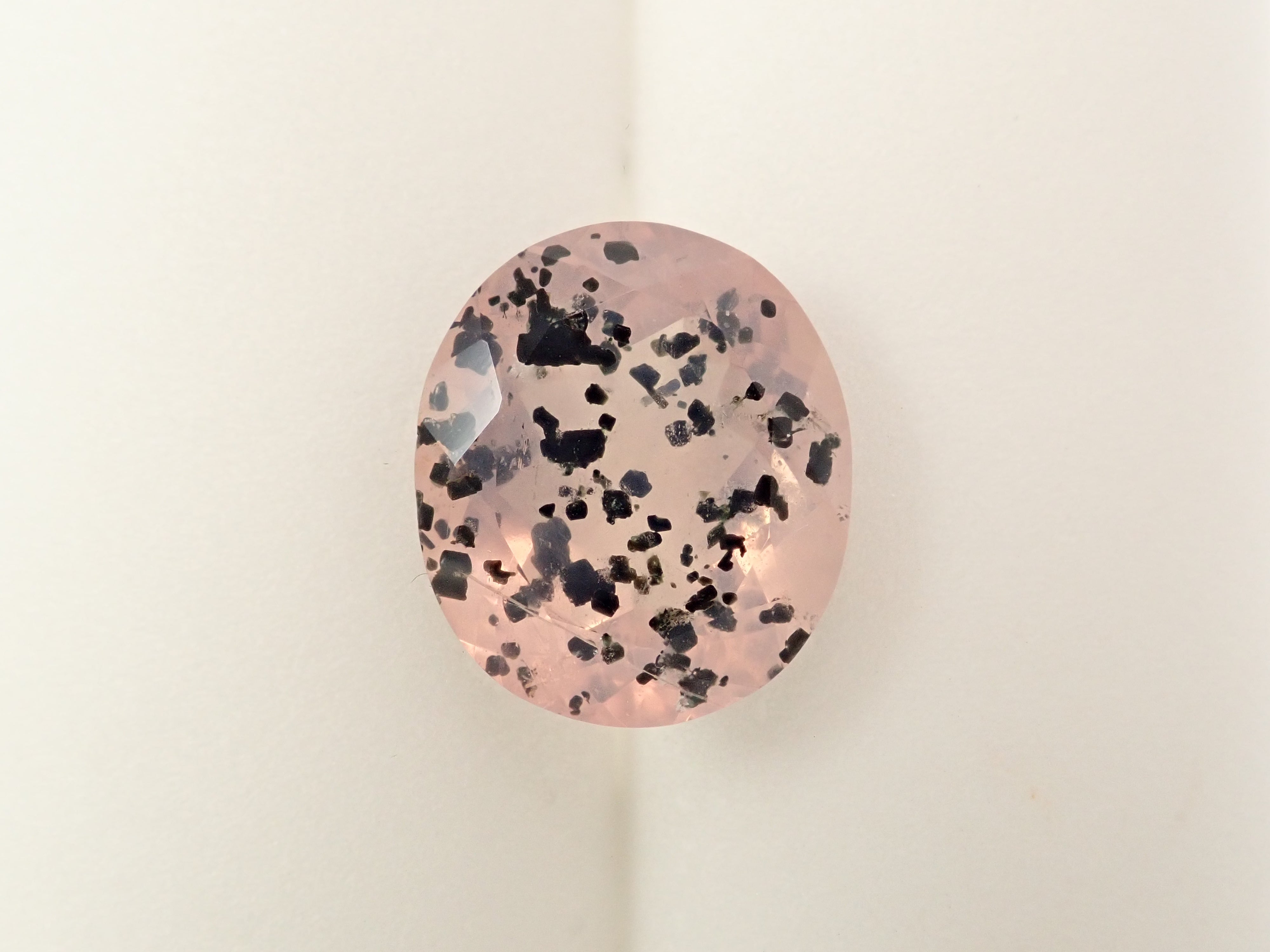 【12562768掲載】ブラジル産マイカインローズクォーツ(雲母インローズクォーツ) 8.477ctルース