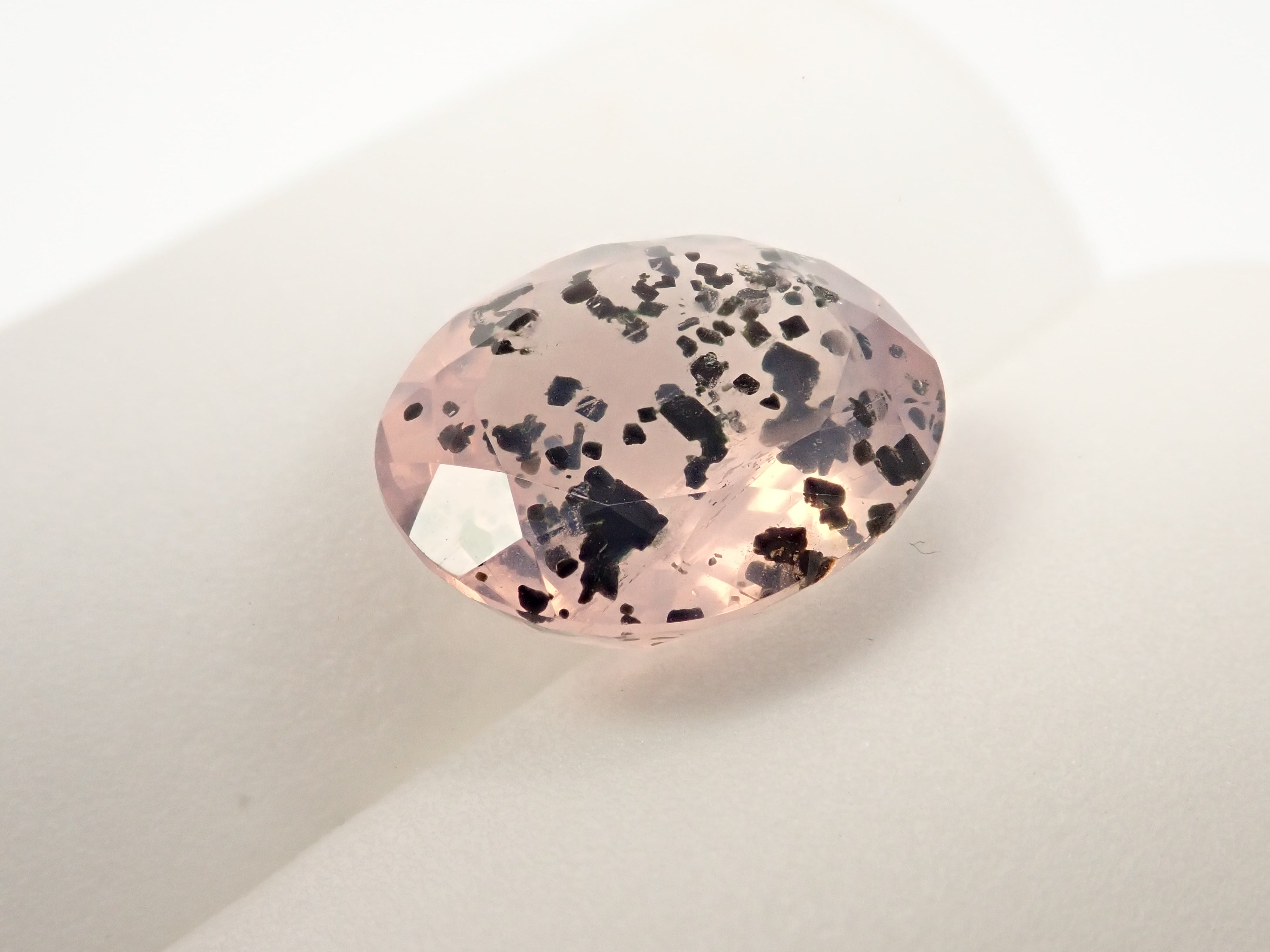 【12562768掲載】ブラジル産マイカインローズクォーツ(雲母インローズクォーツ) 8.477ctルース