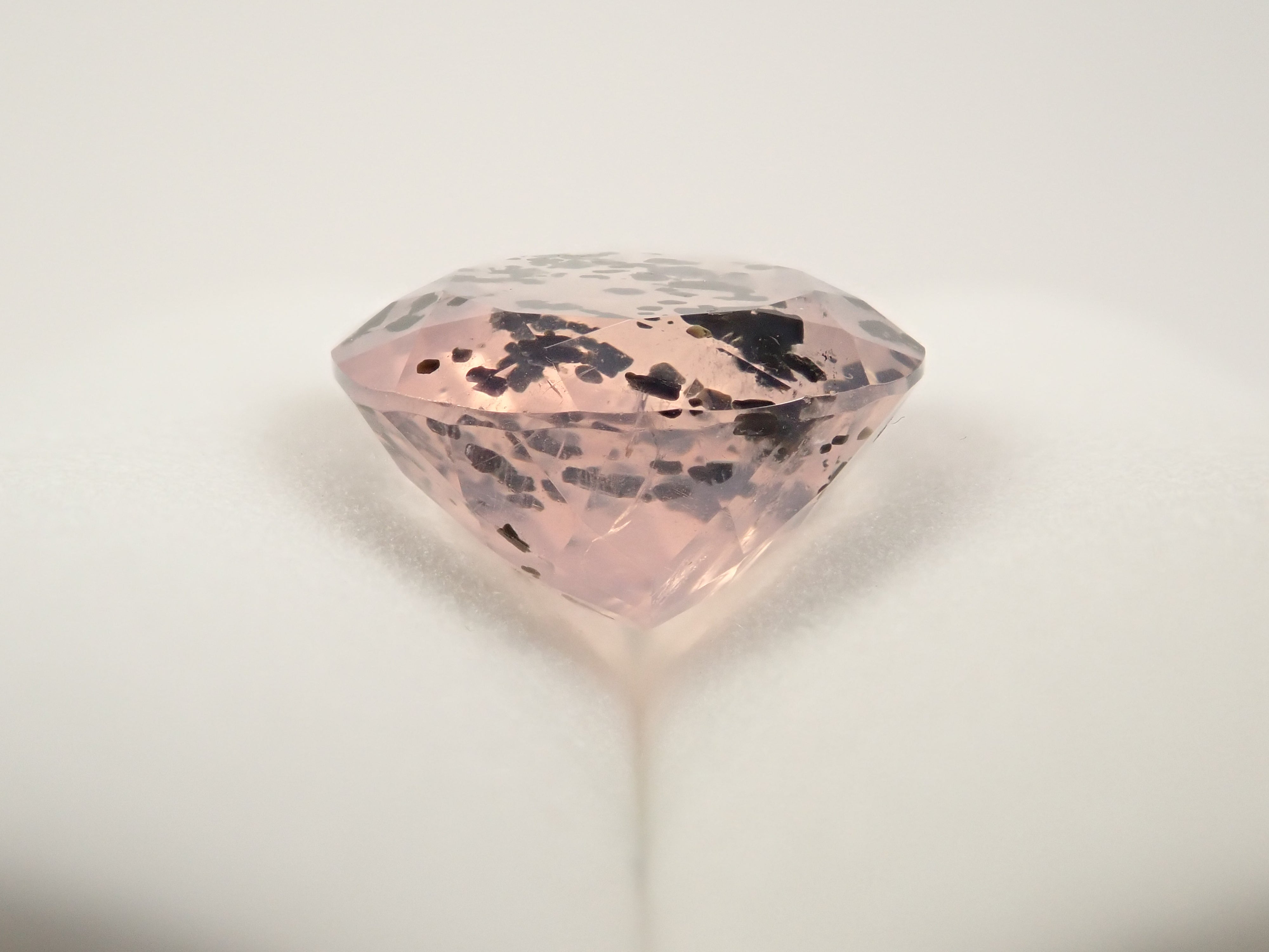 【12562768掲載】ブラジル産マイカインローズクォーツ(雲母インローズクォーツ) 8.477ctルース