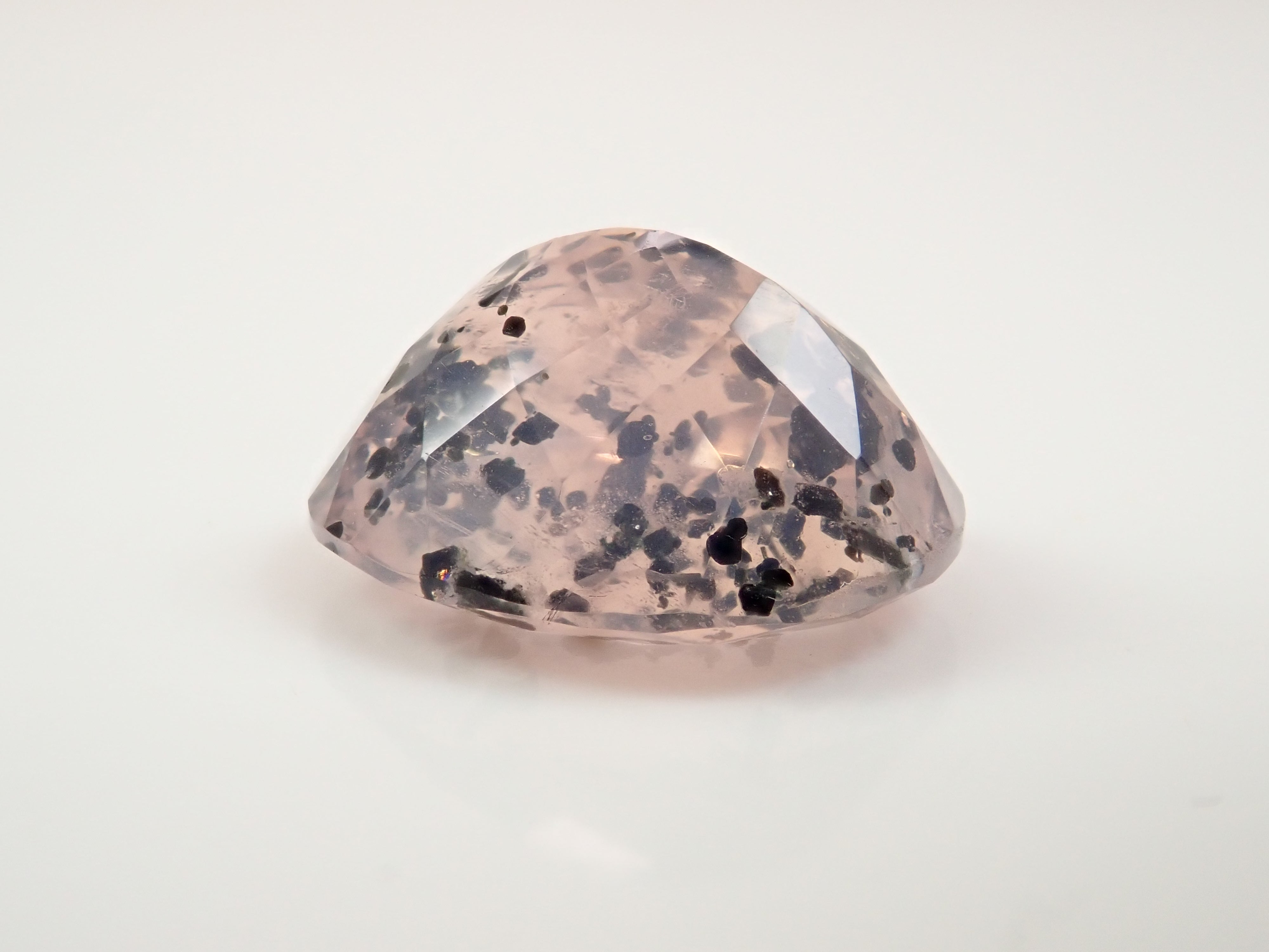 【12562768掲載】ブラジル産マイカインローズクォーツ(雲母インローズクォーツ) 8.477ctルース