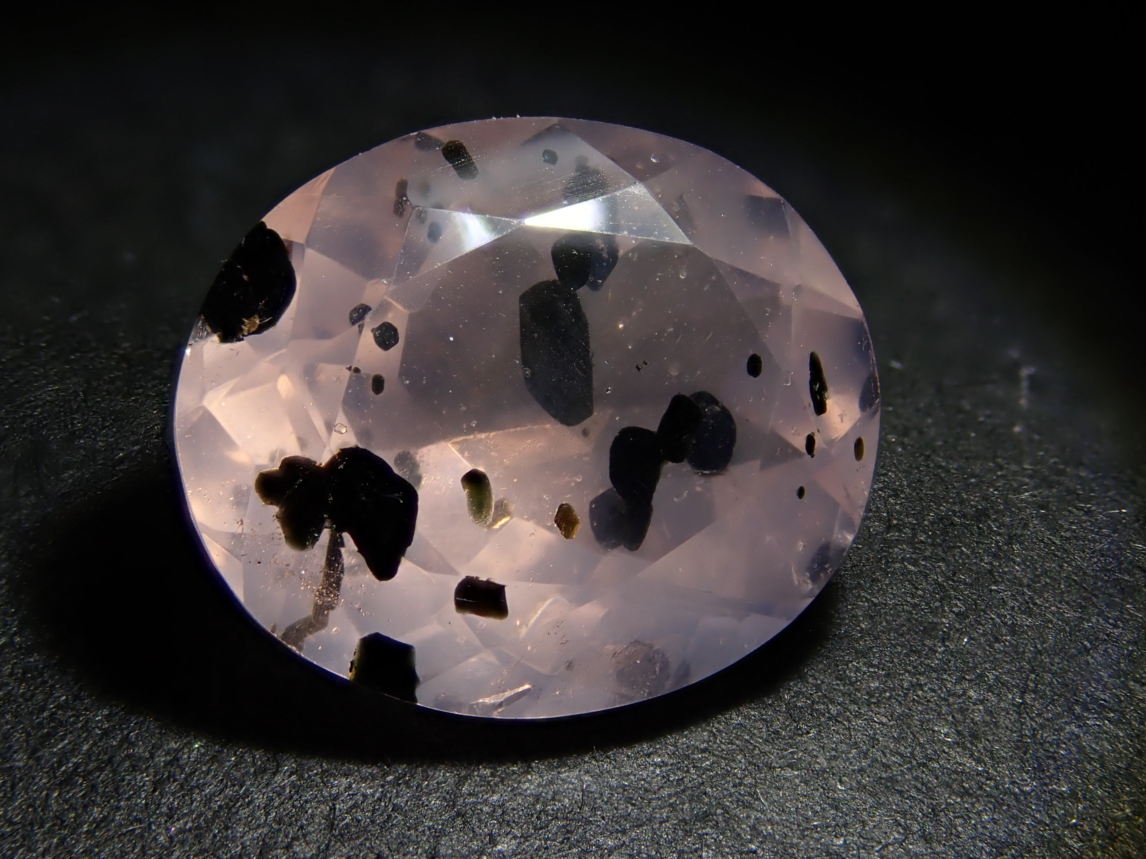 【12562769掲載】ブラジル産マイカインローズクォーツ(雲母インローズクォーツ) 3.123ctルース