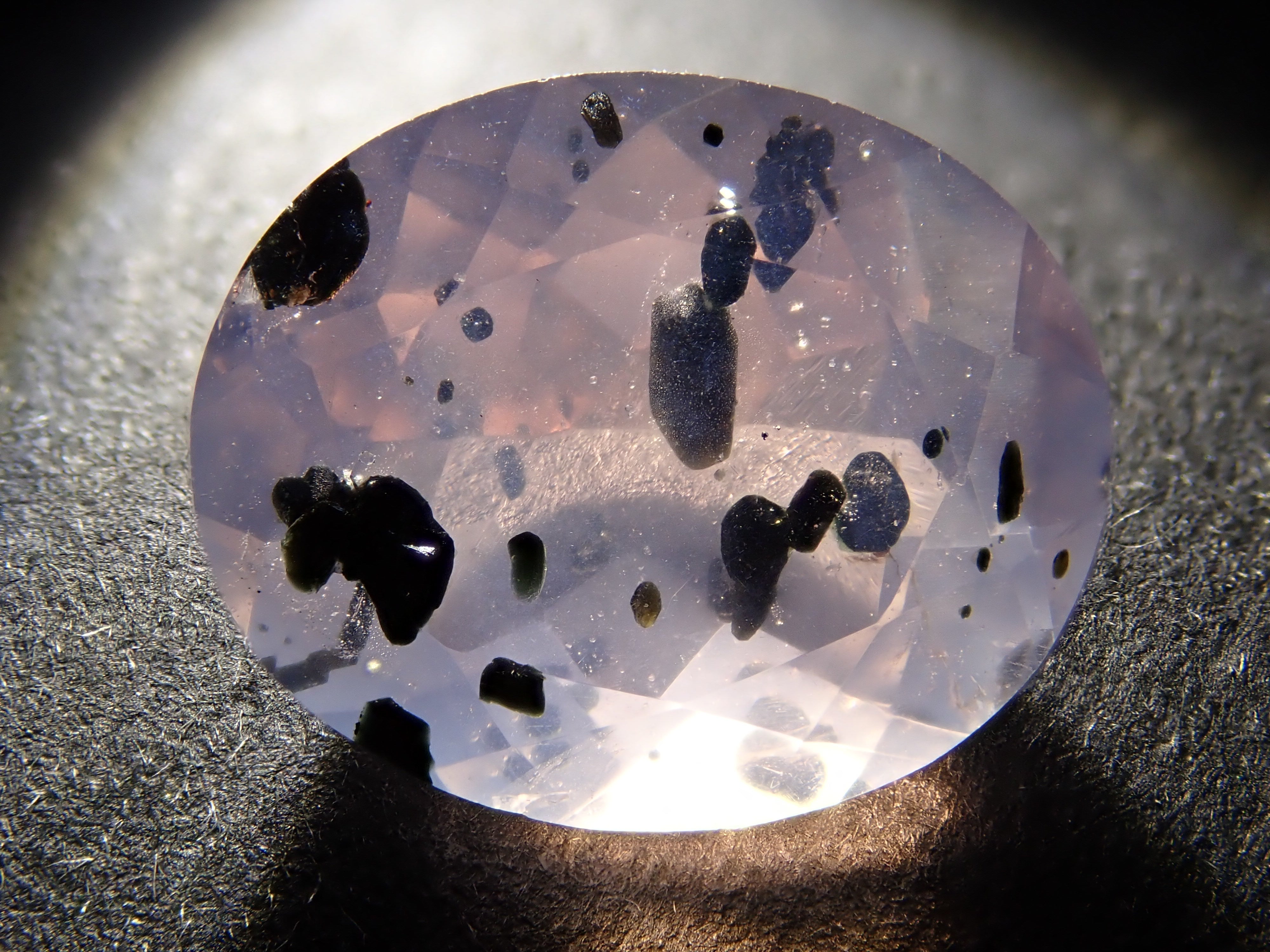 【12562769掲載】ブラジル産マイカインローズクォーツ(雲母インローズクォーツ) 3.123ctルース