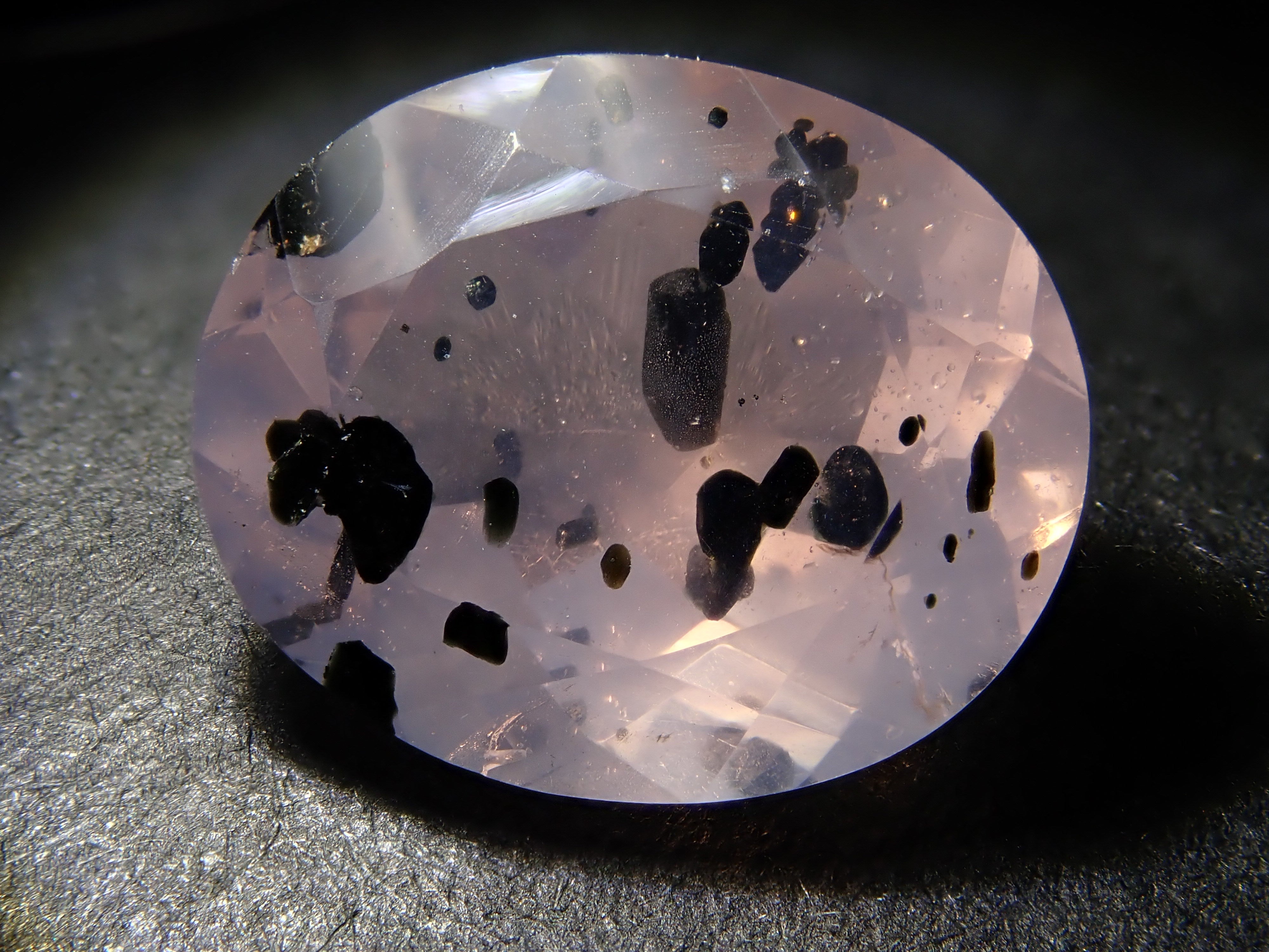 【12562769掲載】ブラジル産マイカインローズクォーツ(雲母インローズクォーツ) 3.123ctルース