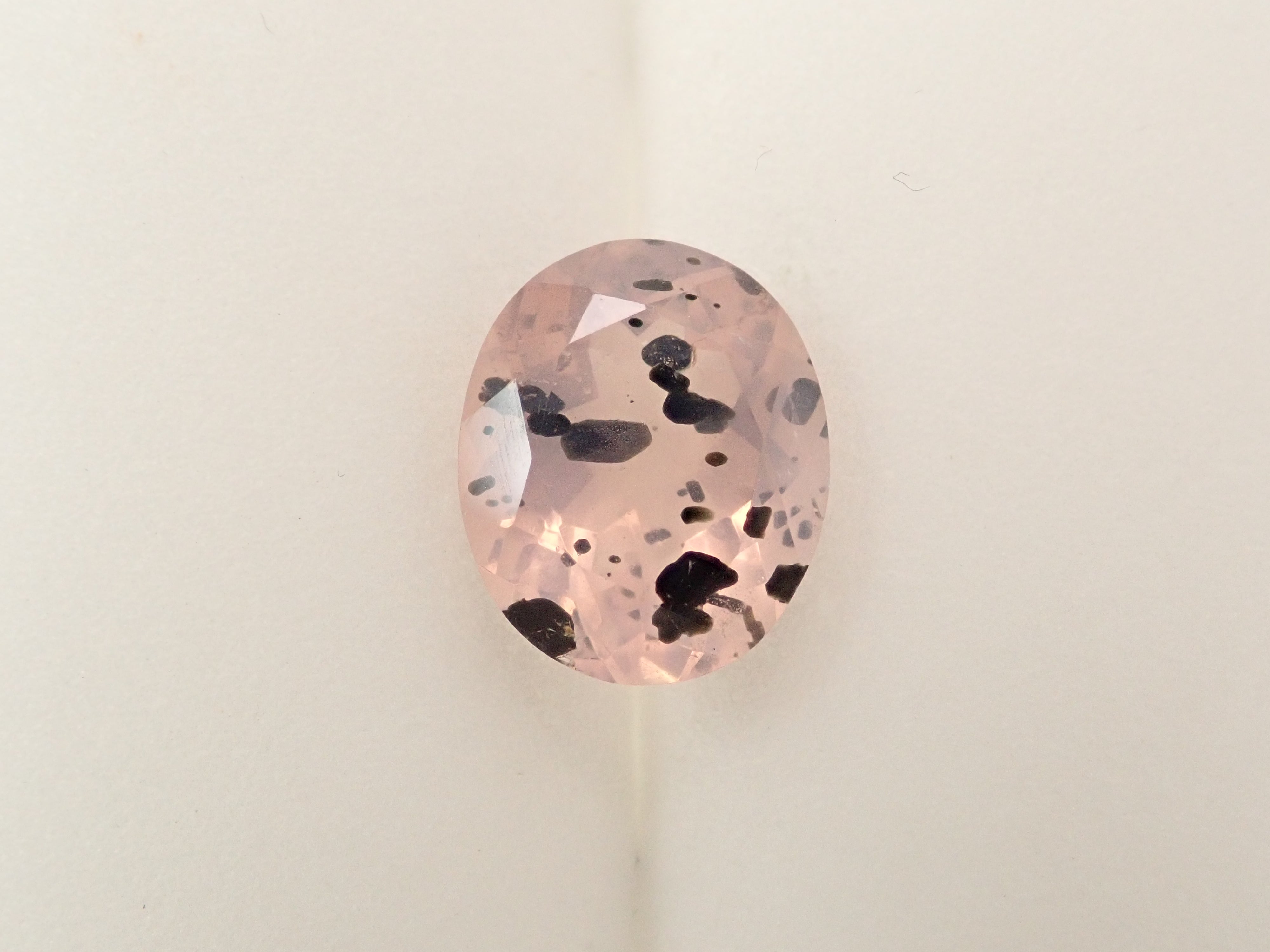 【12562769掲載】ブラジル産マイカインローズクォーツ(雲母インローズクォーツ) 3.123ctルース