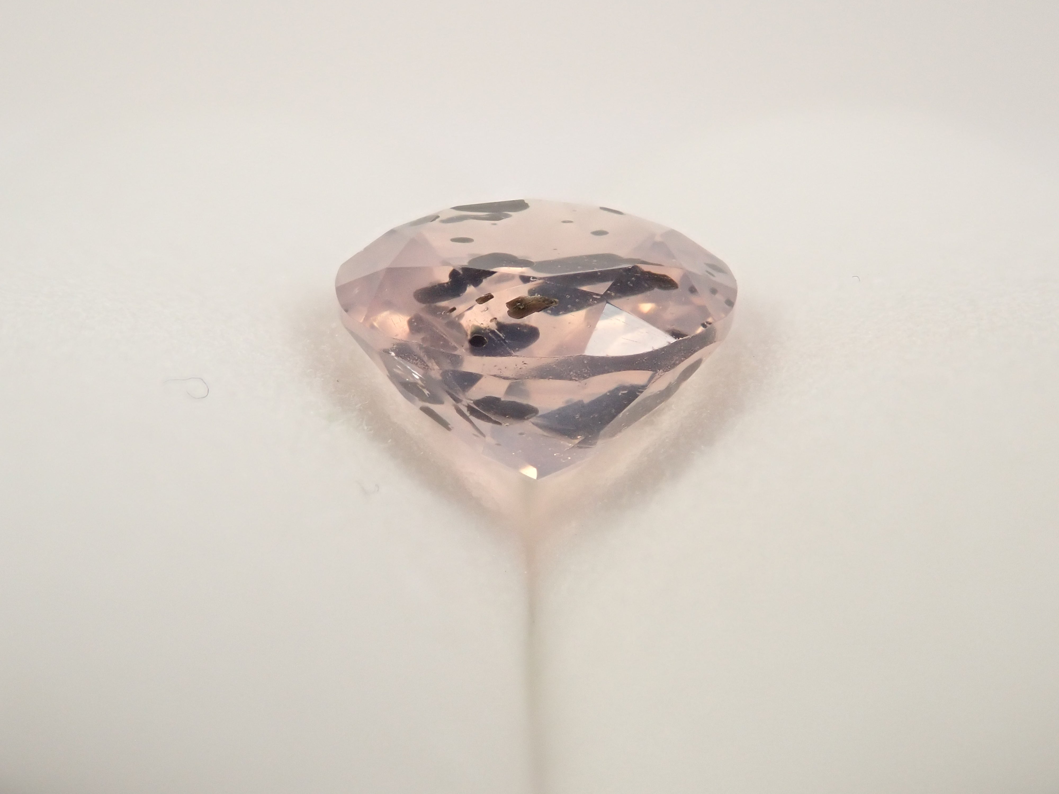 【12562769掲載】ブラジル産マイカインローズクォーツ(雲母インローズクォーツ) 3.123ctルース