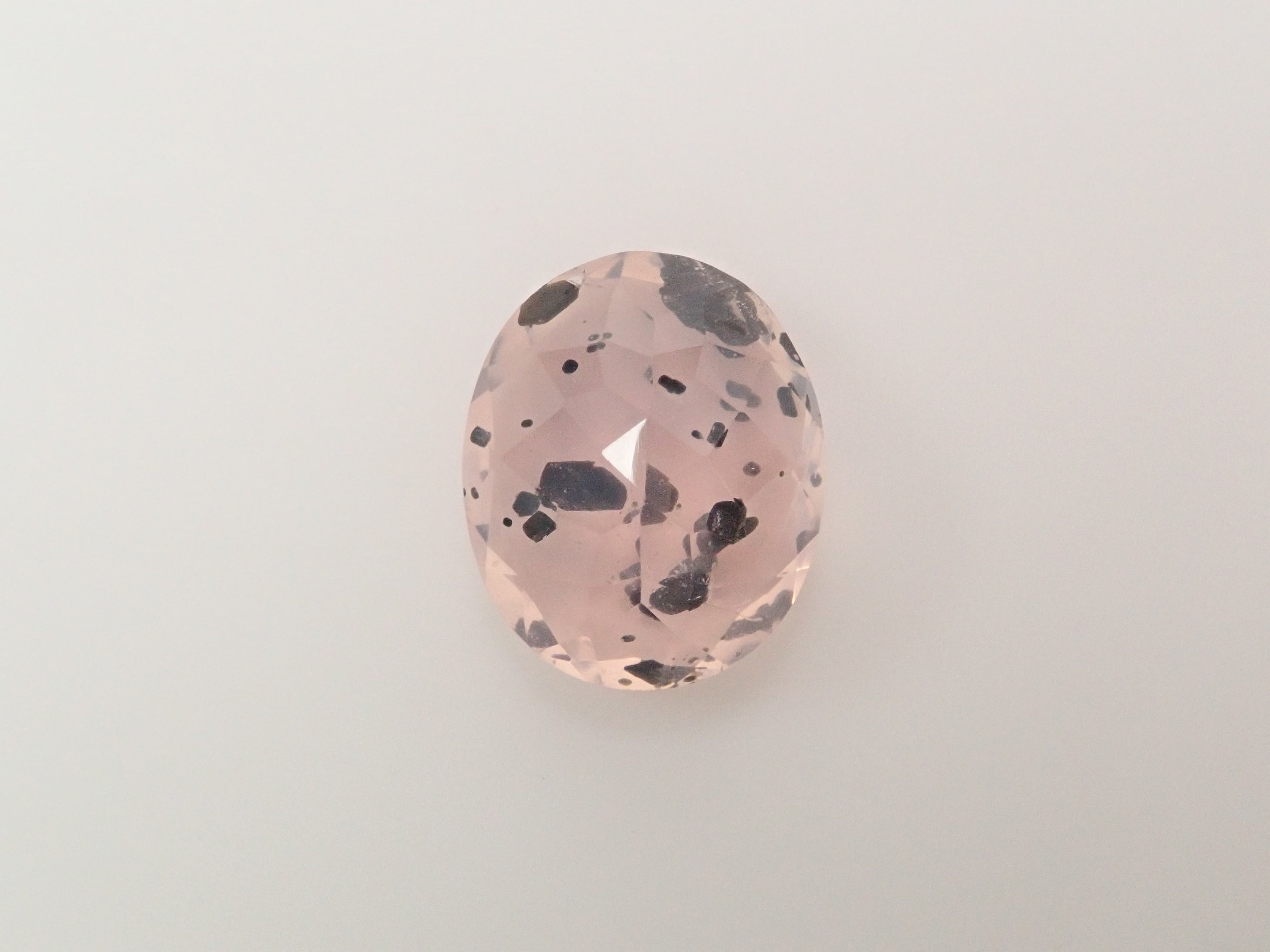 【12562769掲載】ブラジル産マイカインローズクォーツ(雲母インローズクォーツ) 3.123ctルース