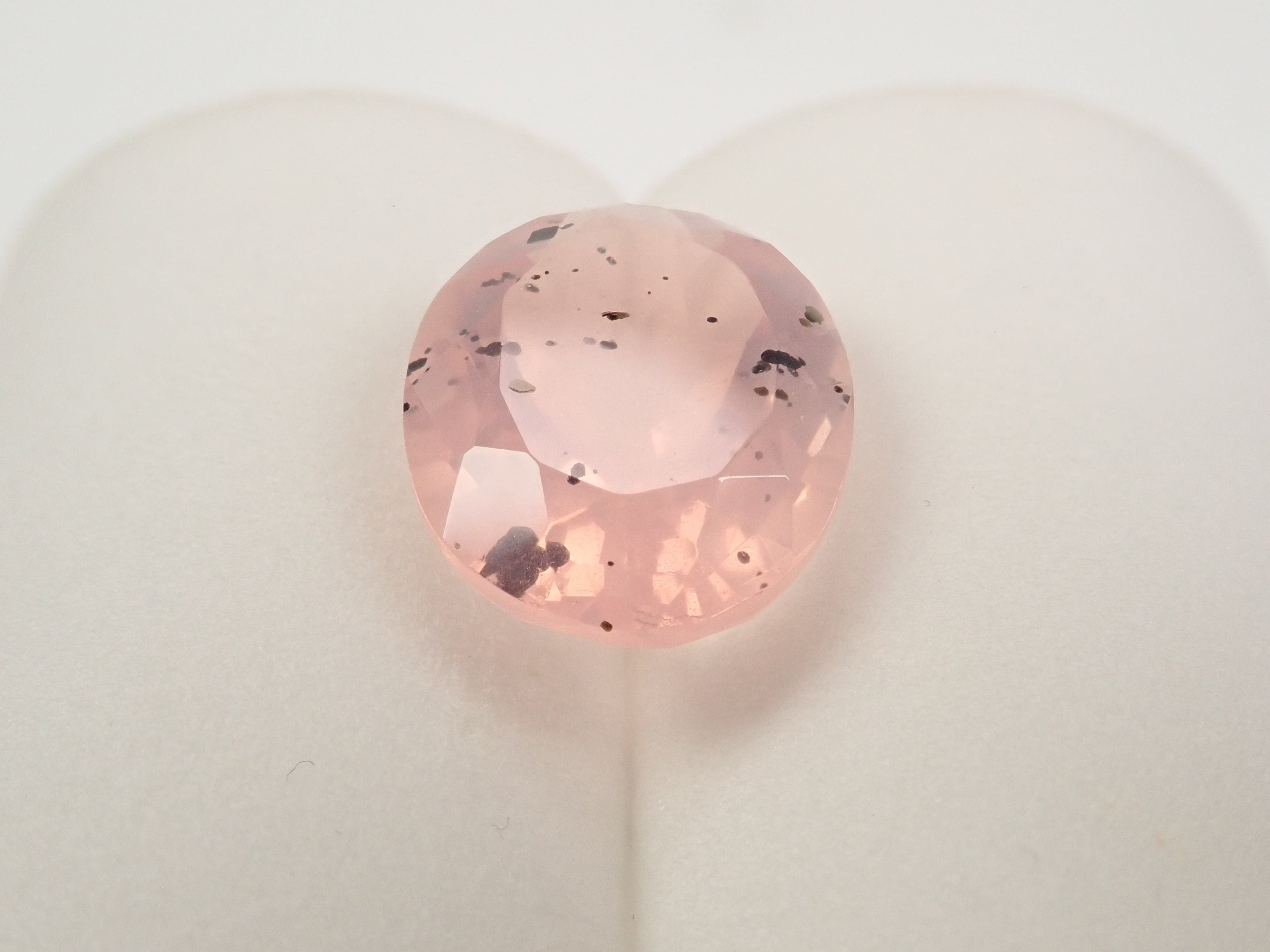 【12562770掲載】ブラジル産マイカインローズクォーツ(雲母インローズクォーツ) 8.773ctルース