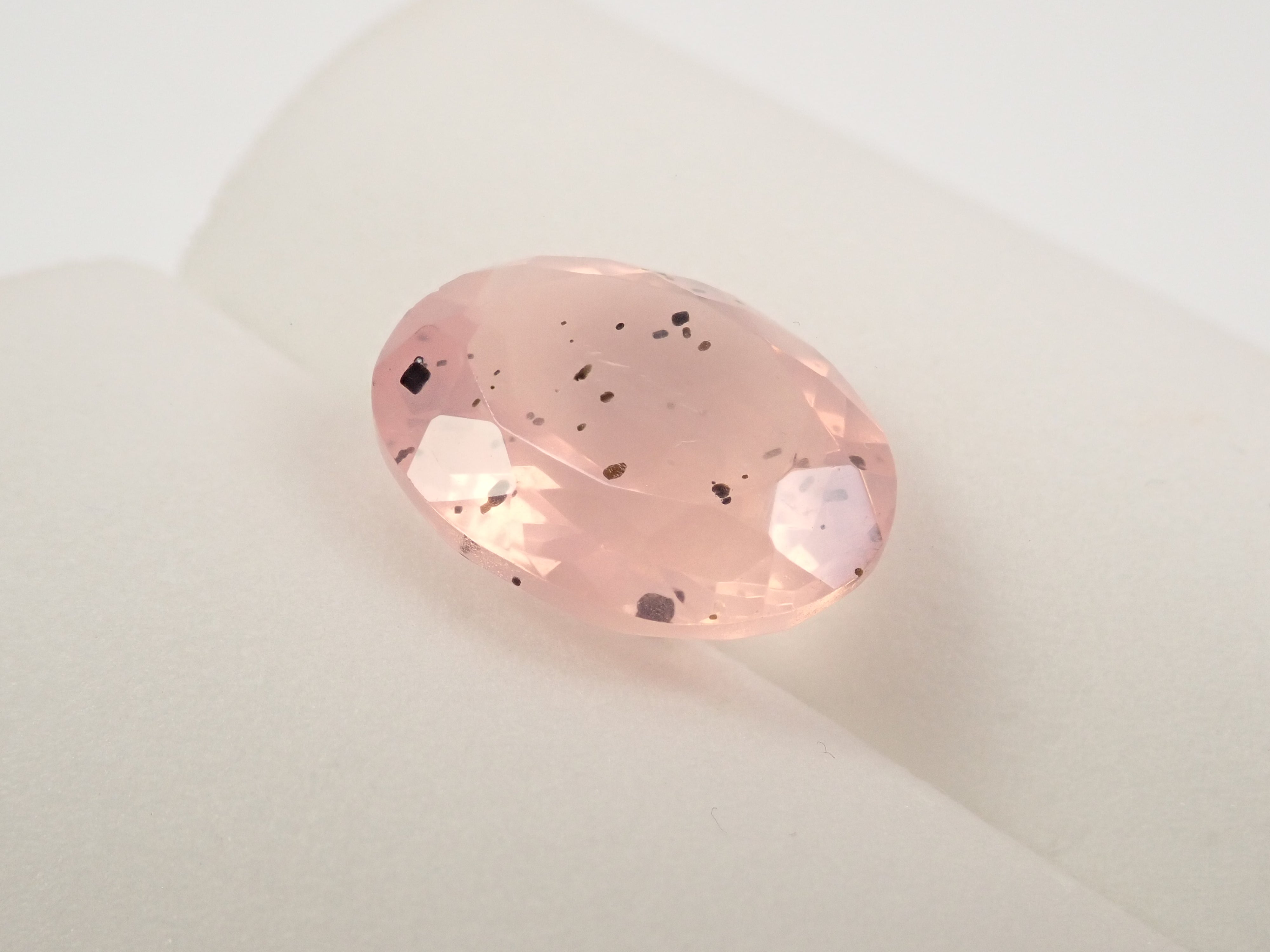 【12562770掲載】ブラジル産マイカインローズクォーツ(雲母インローズクォーツ) 8.773ctルース