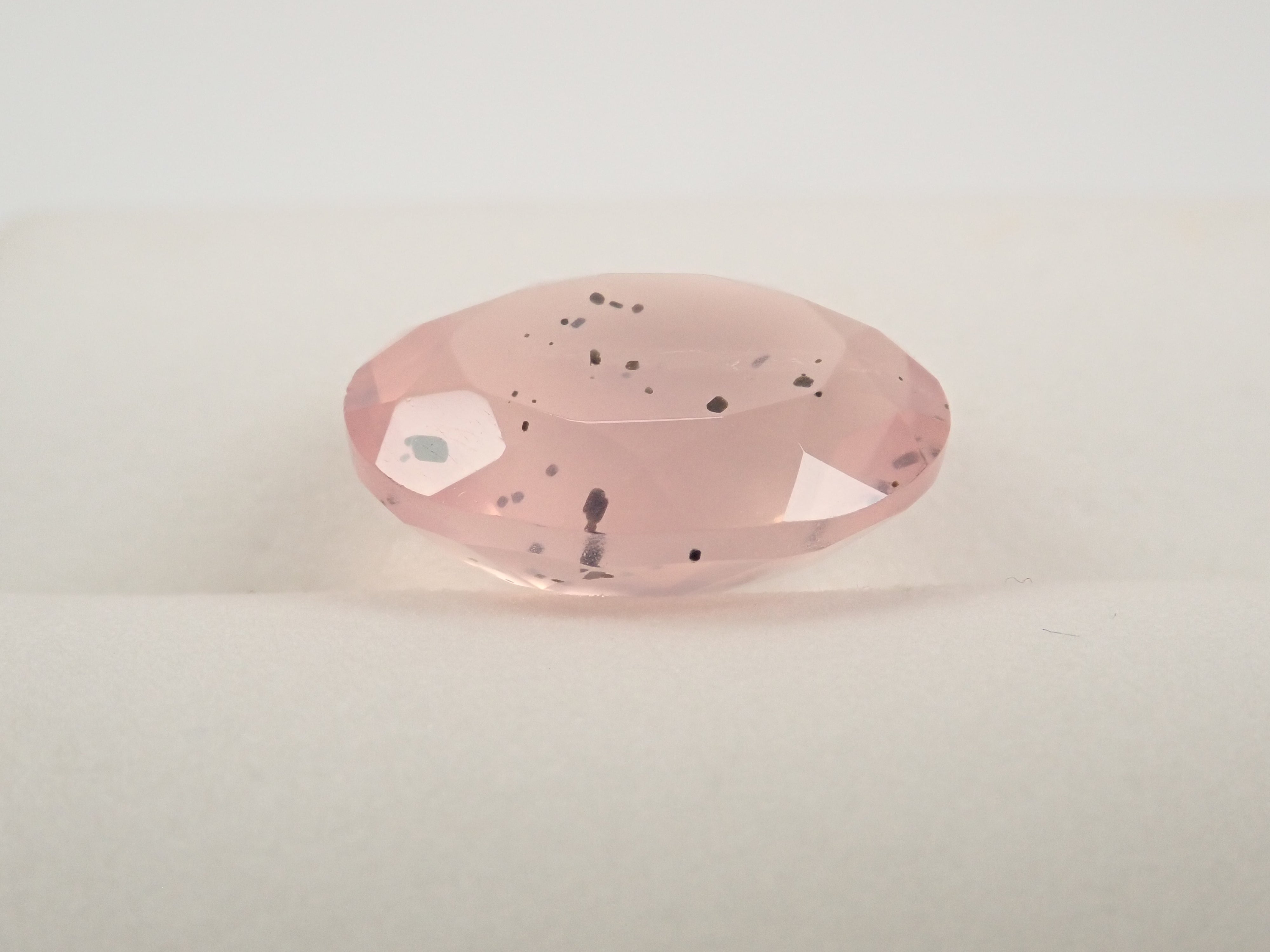 【12562770掲載】ブラジル産マイカインローズクォーツ(雲母インローズクォーツ) 8.773ctルース