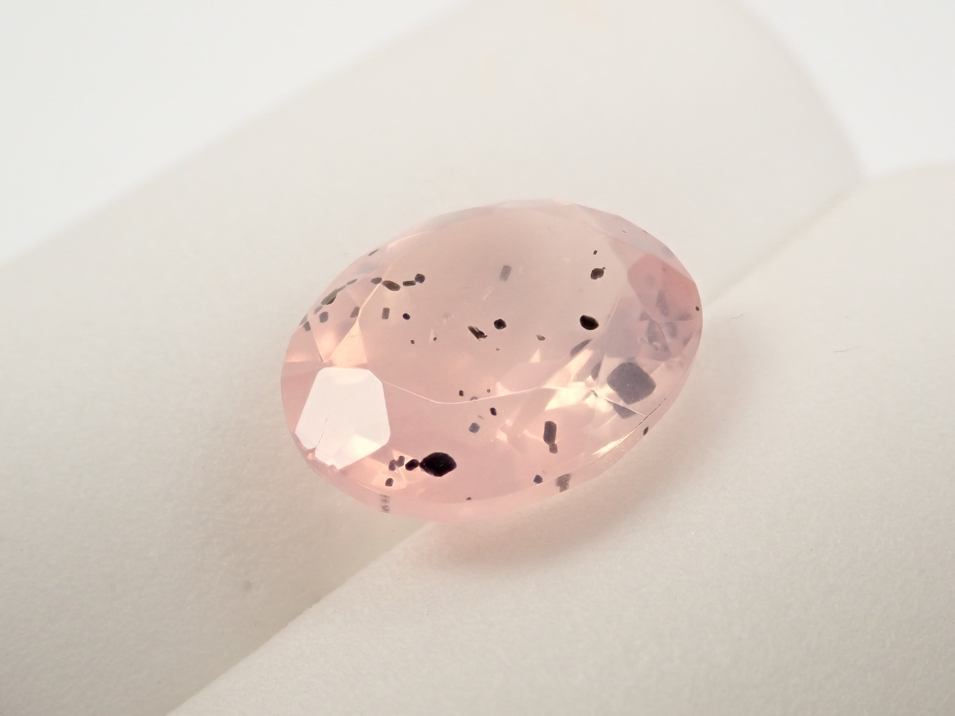 【12562770掲載】ブラジル産マイカインローズクォーツ(雲母インローズクォーツ) 8.773ctルース