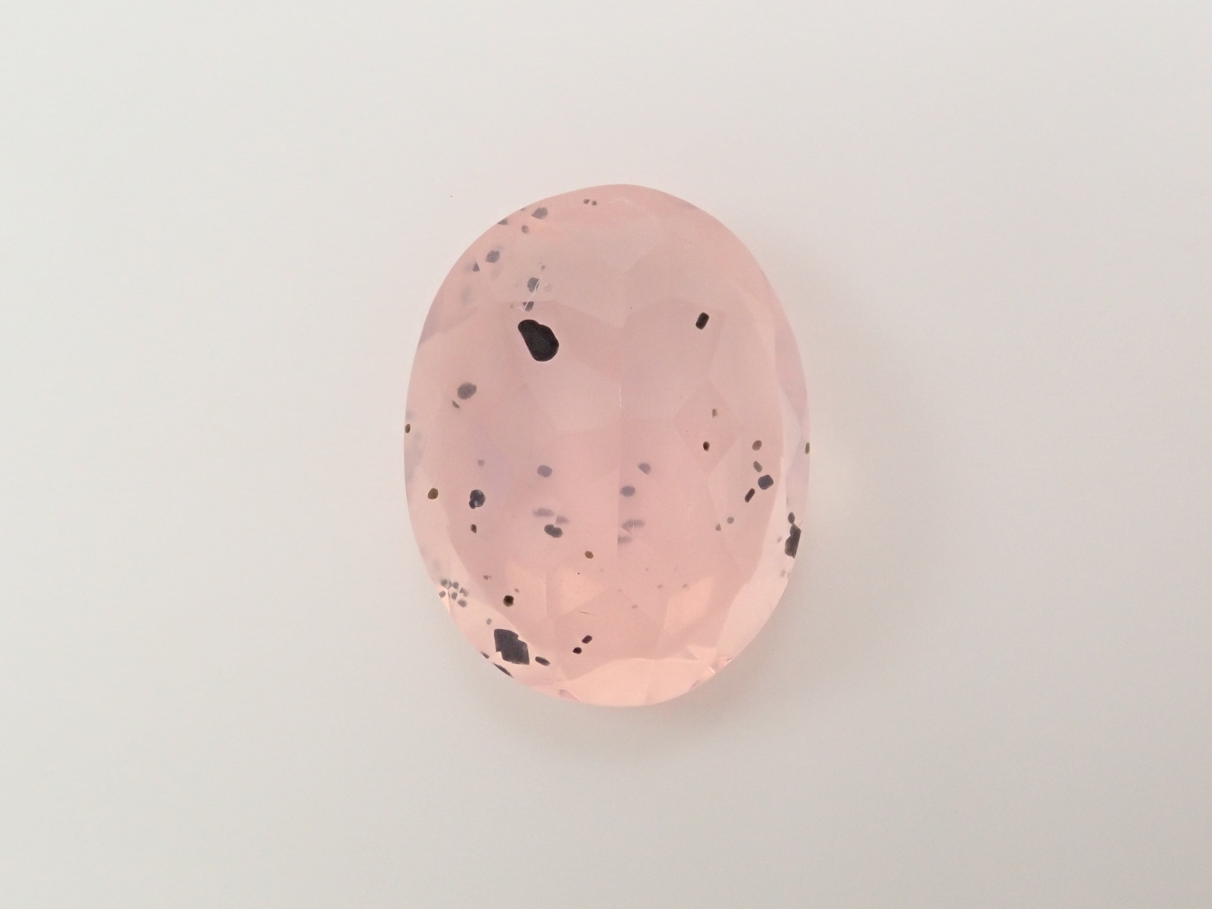 【12562770掲載】ブラジル産マイカインローズクォーツ(雲母インローズクォーツ) 8.773ctルース