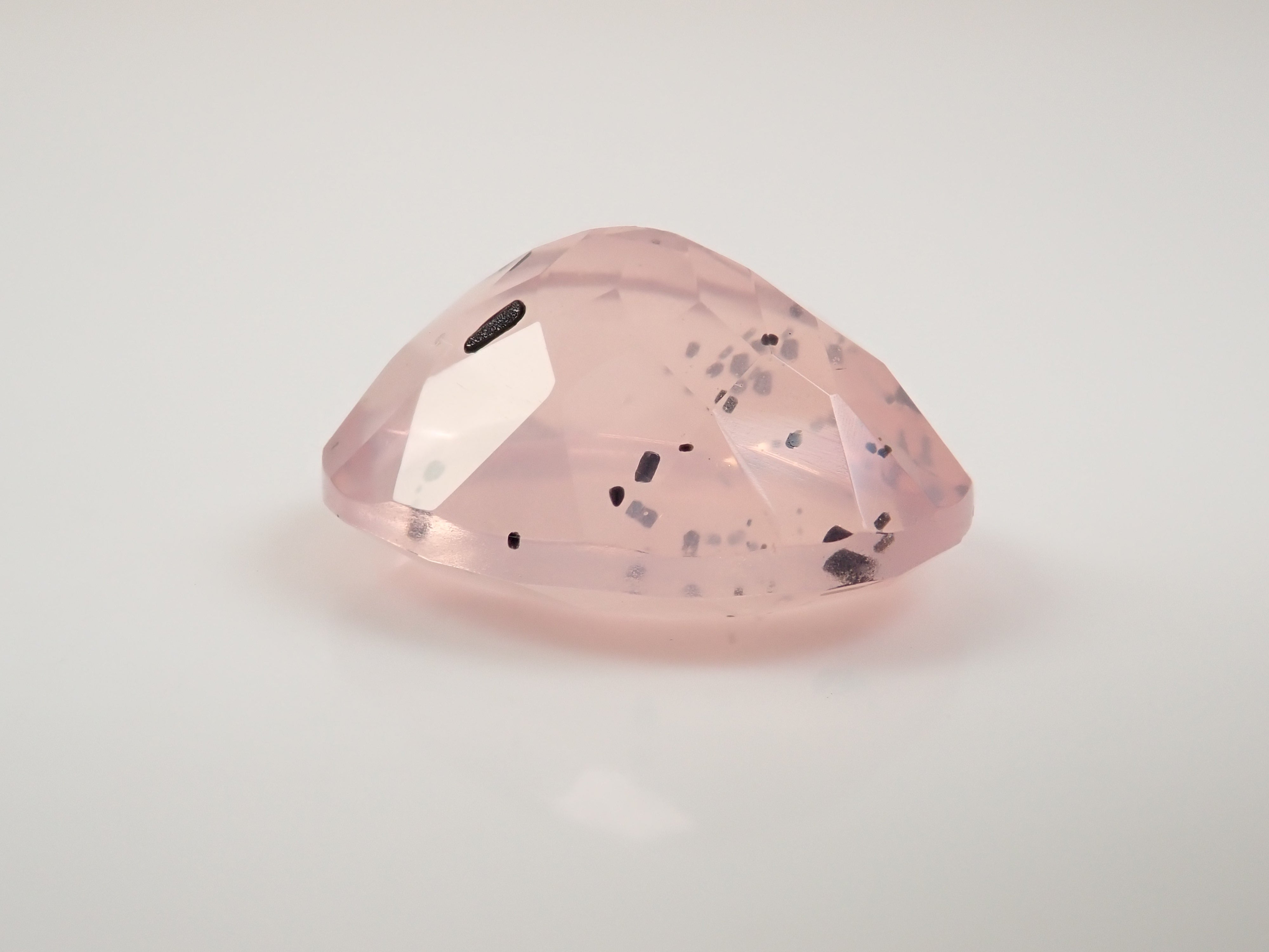 【12562770掲載】ブラジル産マイカインローズクォーツ(雲母インローズクォーツ) 8.773ctルース