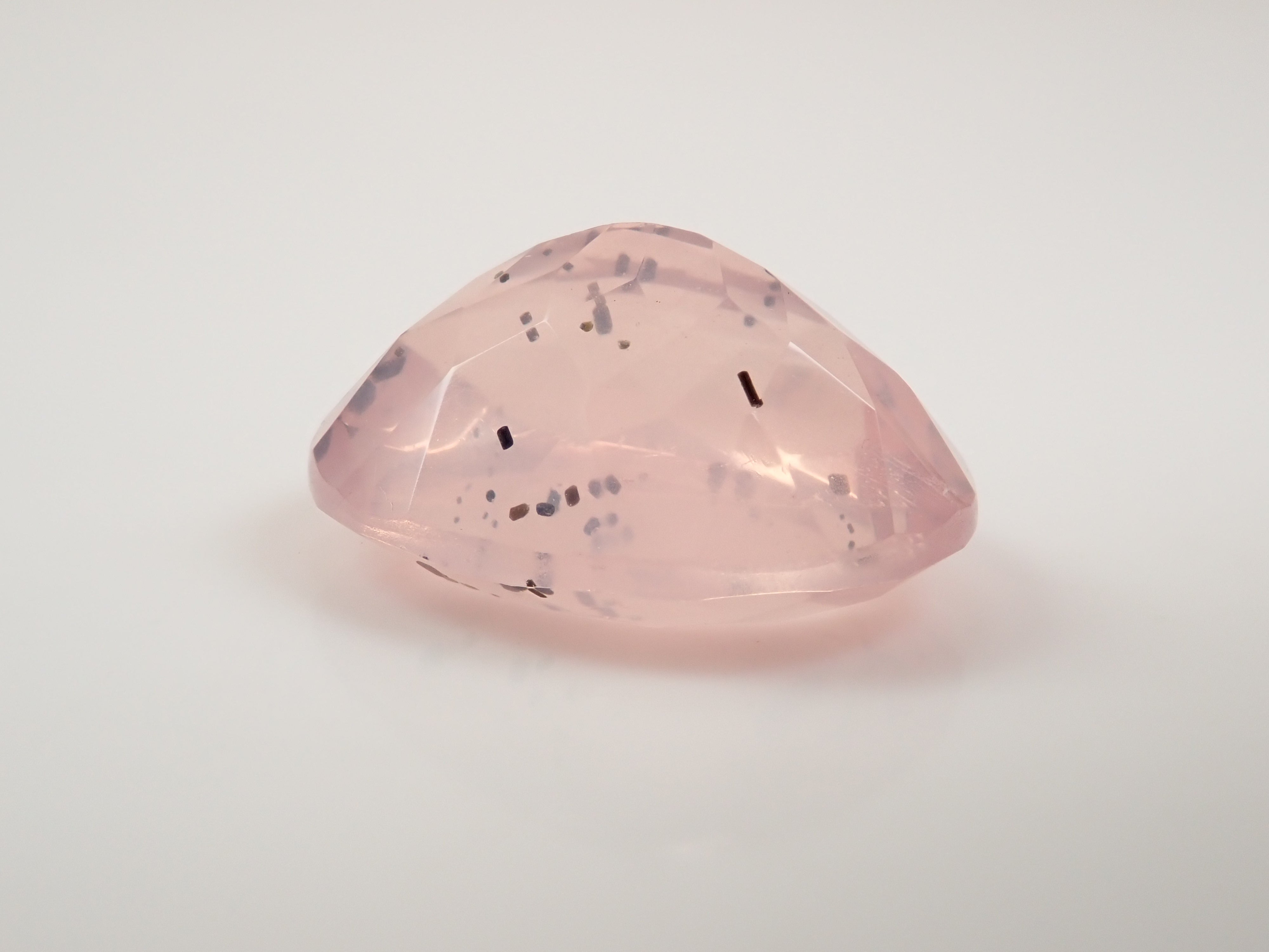 【12562770掲載】ブラジル産マイカインローズクォーツ(雲母インローズクォーツ) 8.773ctルース