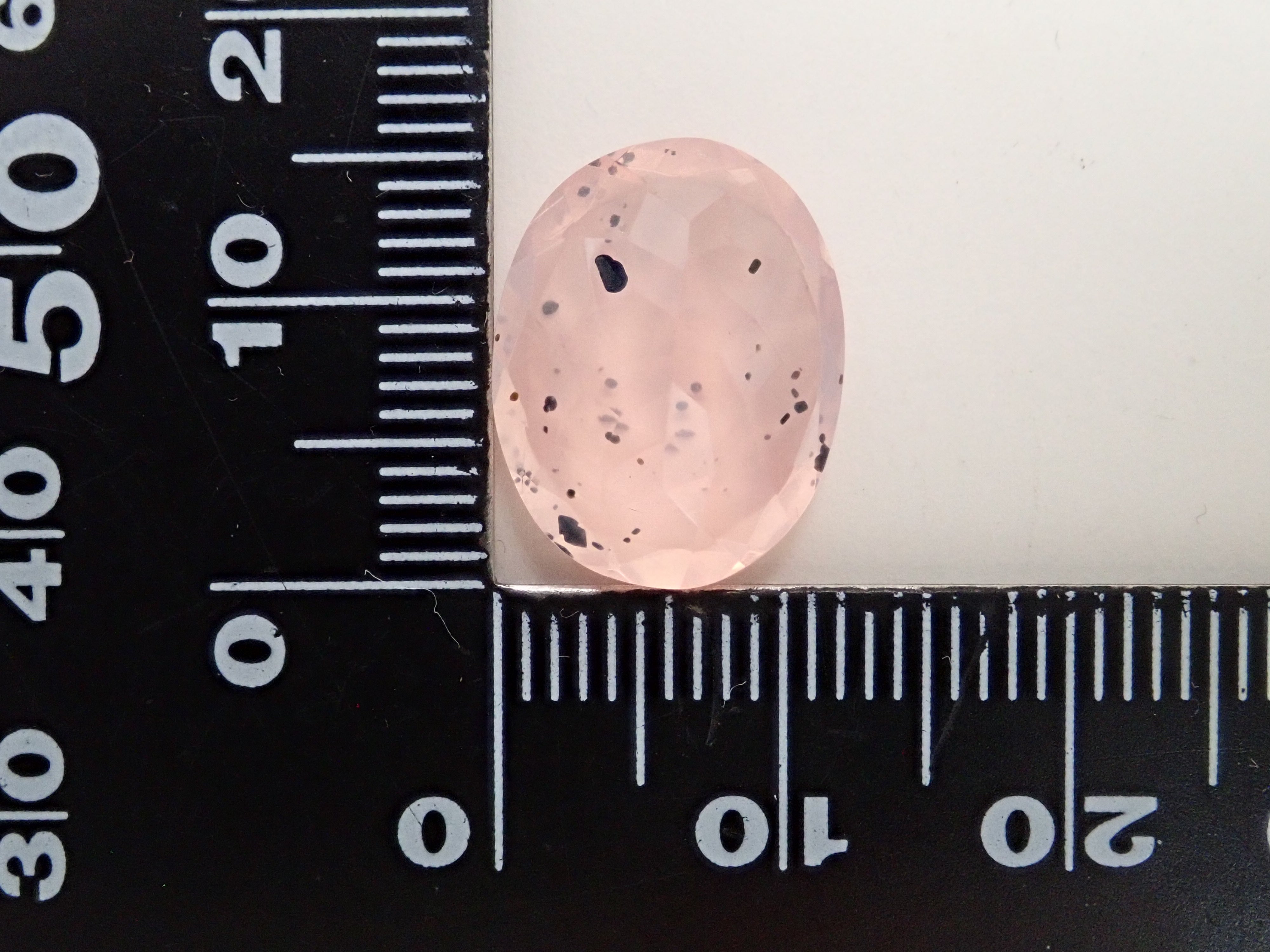 【12562770掲載】ブラジル産マイカインローズクォーツ(雲母インローズクォーツ) 8.773ctルース