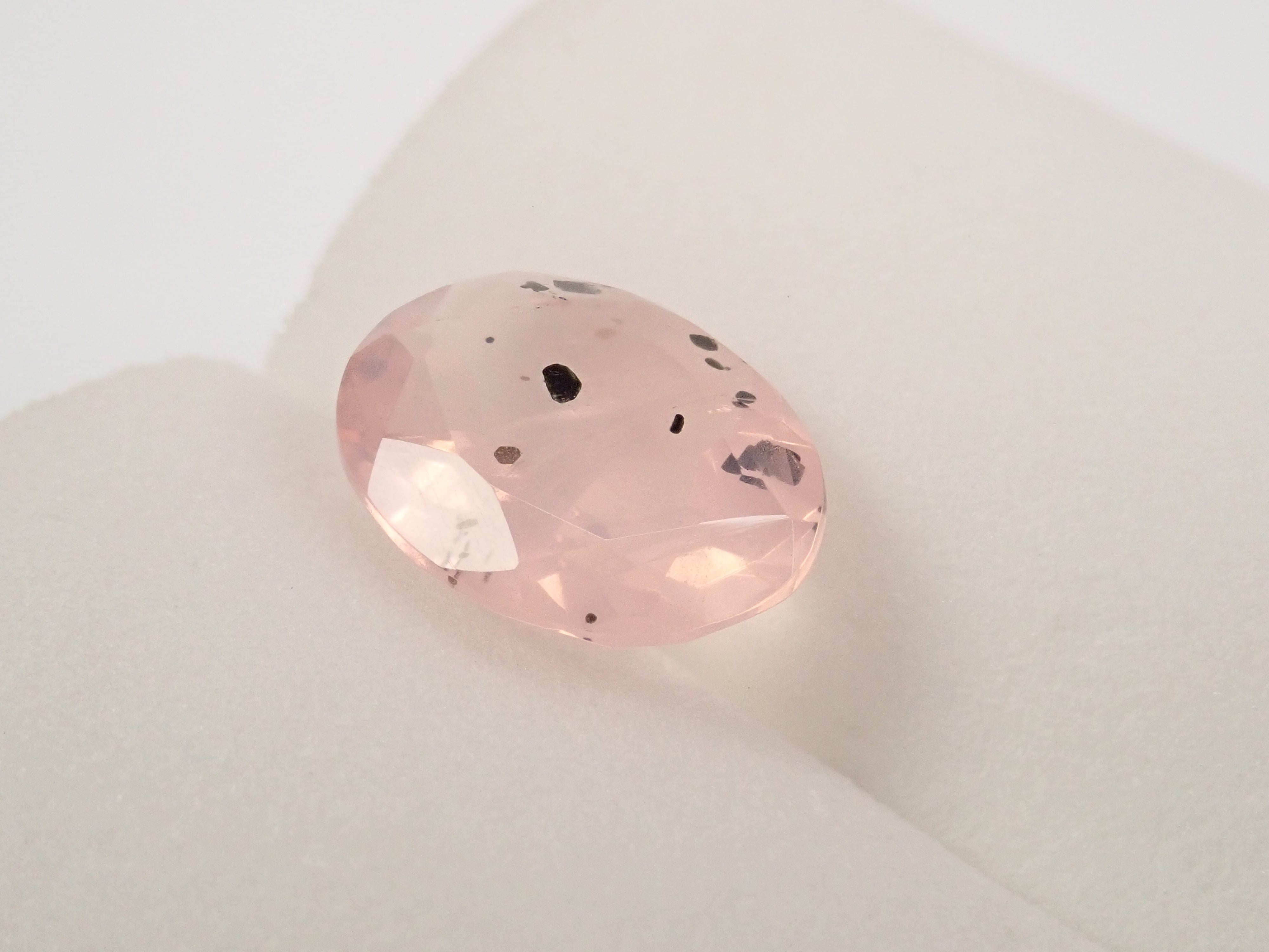 【12562771掲載】ブラジル産マイカインローズクォーツ(雲母インローズクォーツ) 3.245ctルース