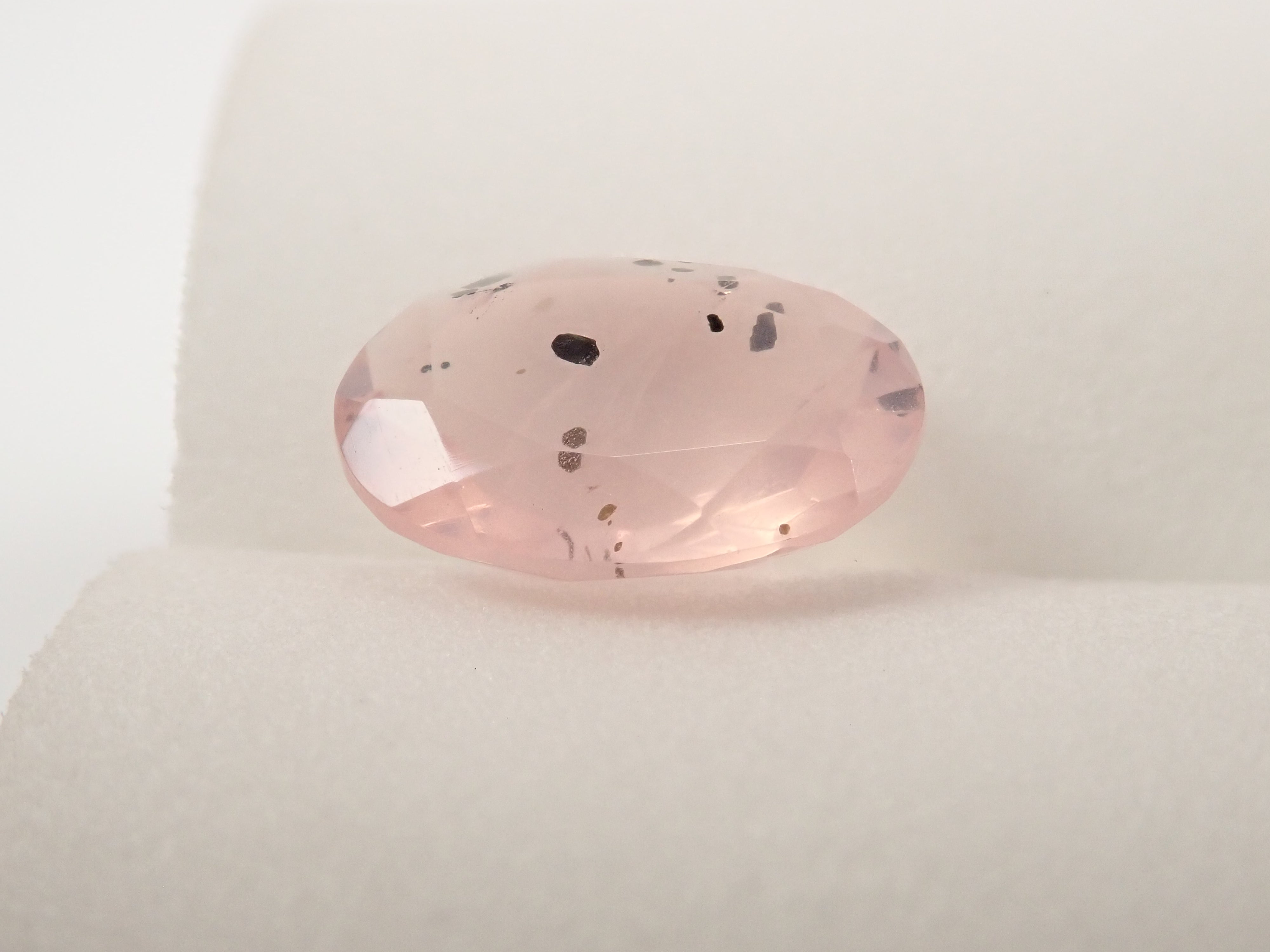 【12562771掲載】ブラジル産マイカインローズクォーツ(雲母インローズクォーツ) 3.245ctルース