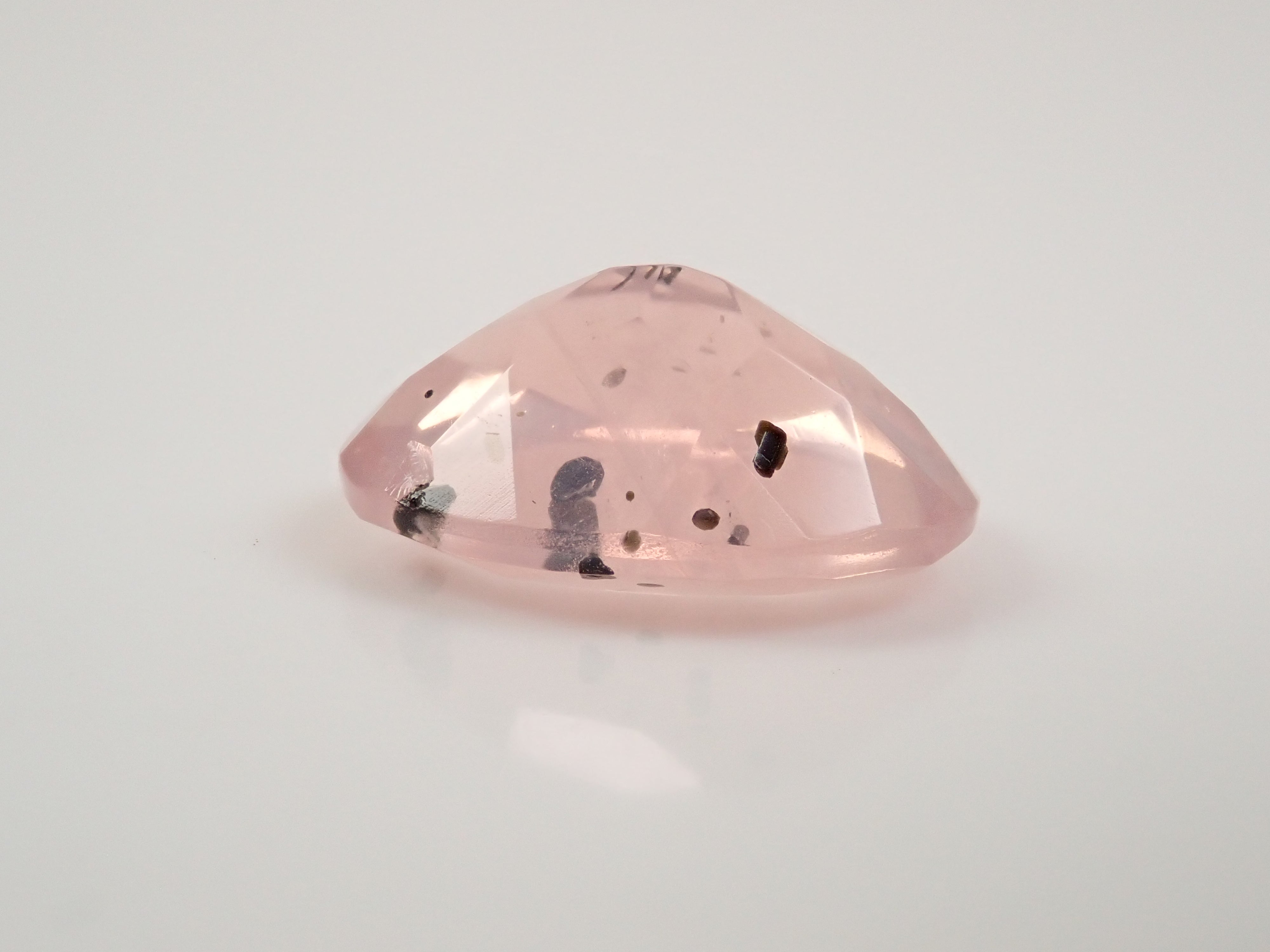 【12562771掲載】ブラジル産マイカインローズクォーツ(雲母インローズクォーツ) 3.245ctルース