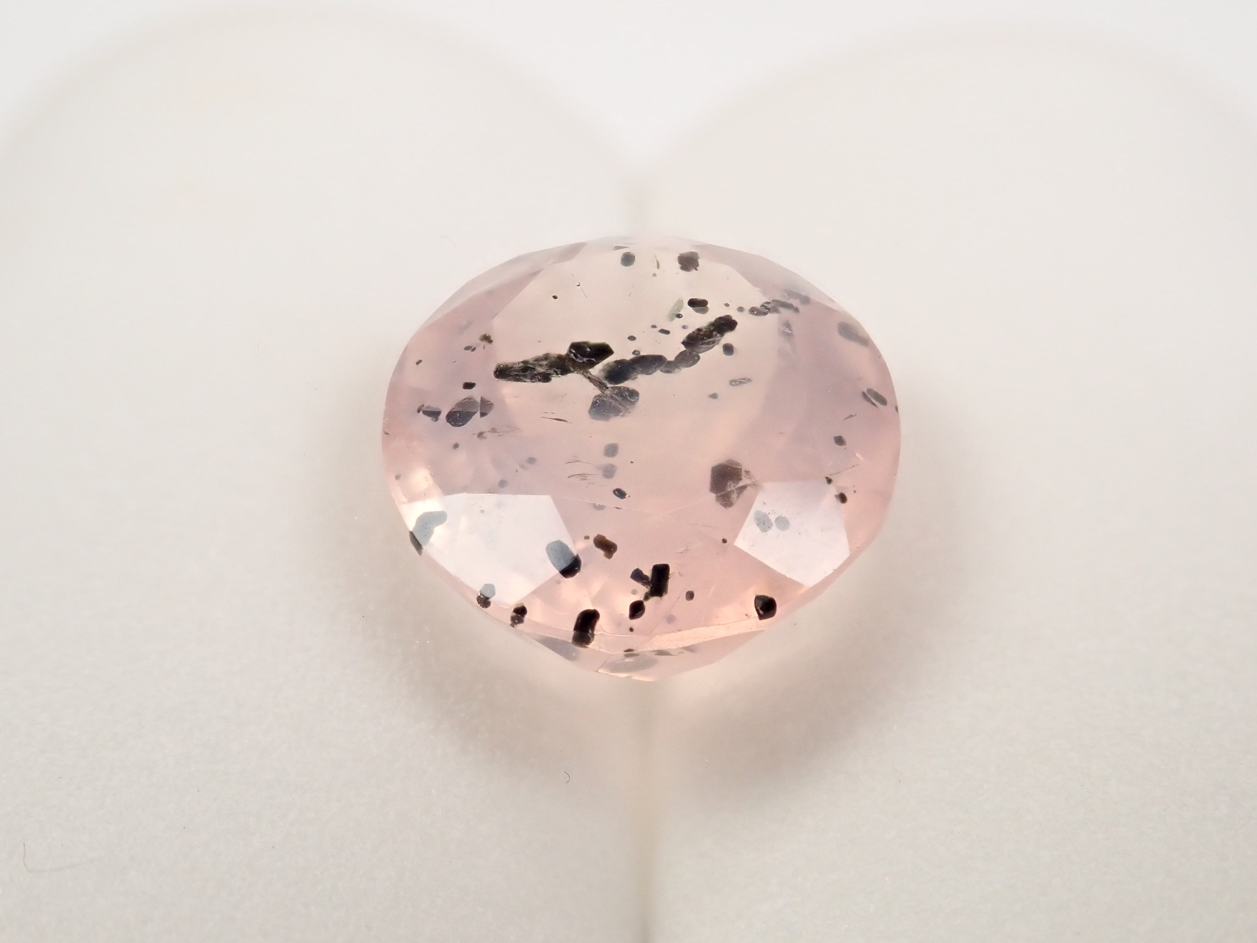 【12562772掲載】ブラジル産マイカインローズクォーツ(雲母インローズクォーツ) 7.044ctルース