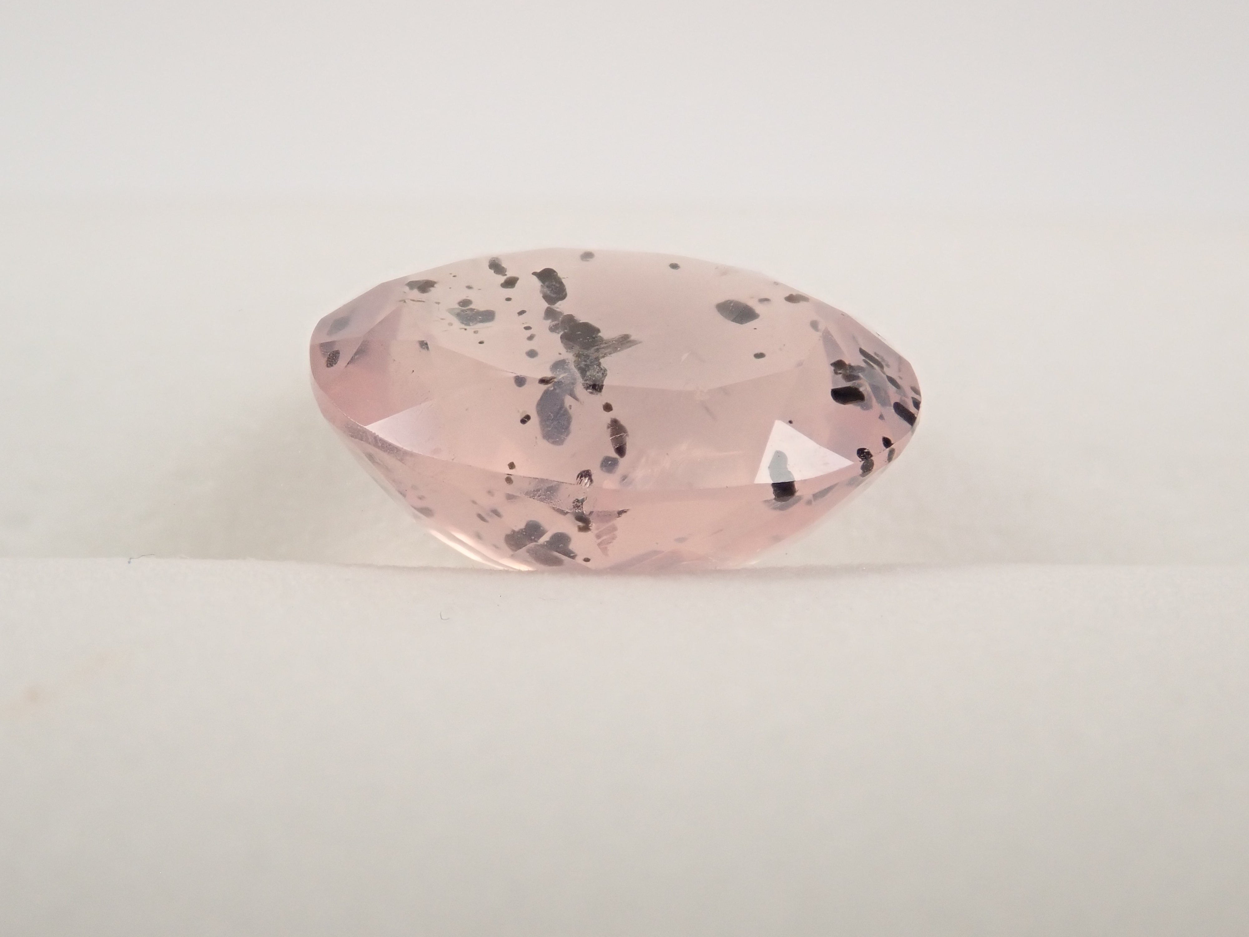 【12562772掲載】ブラジル産マイカインローズクォーツ(雲母インローズクォーツ) 7.044ctルース