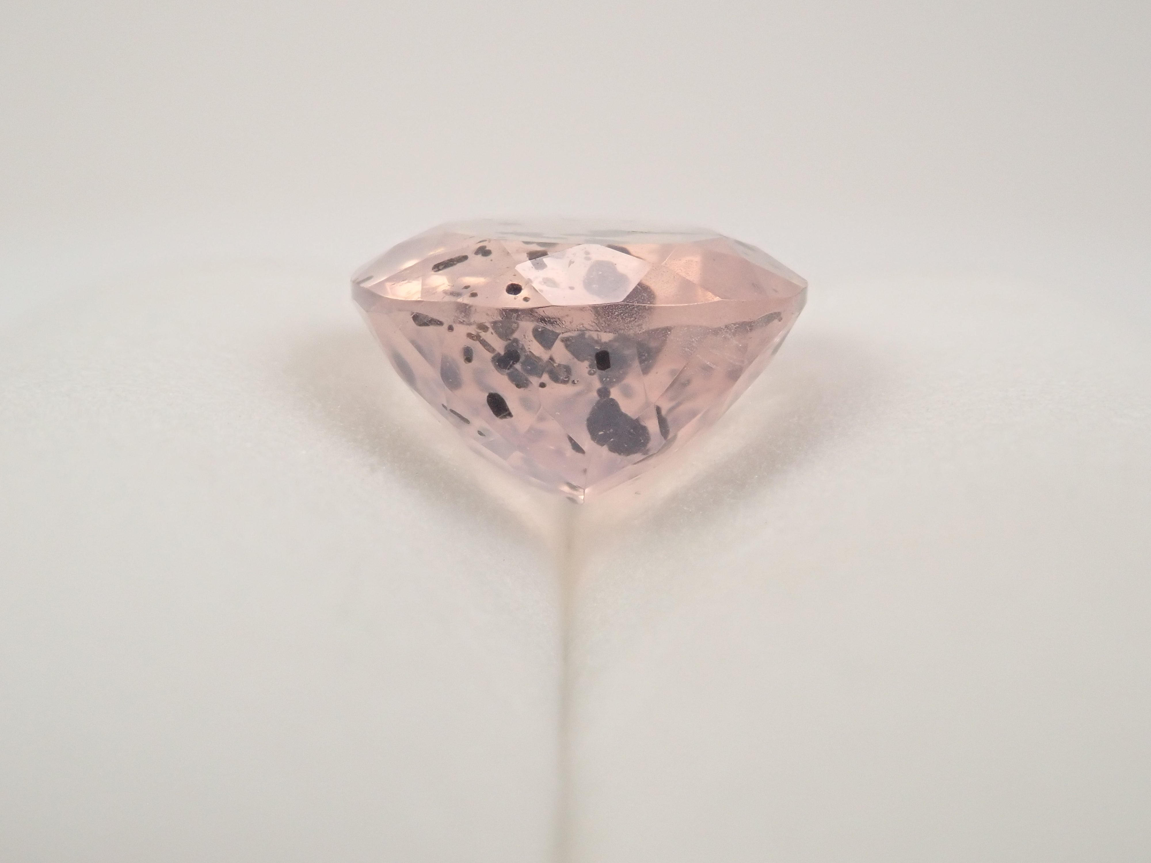 【12562772掲載】ブラジル産マイカインローズクォーツ(雲母インローズクォーツ) 7.044ctルース