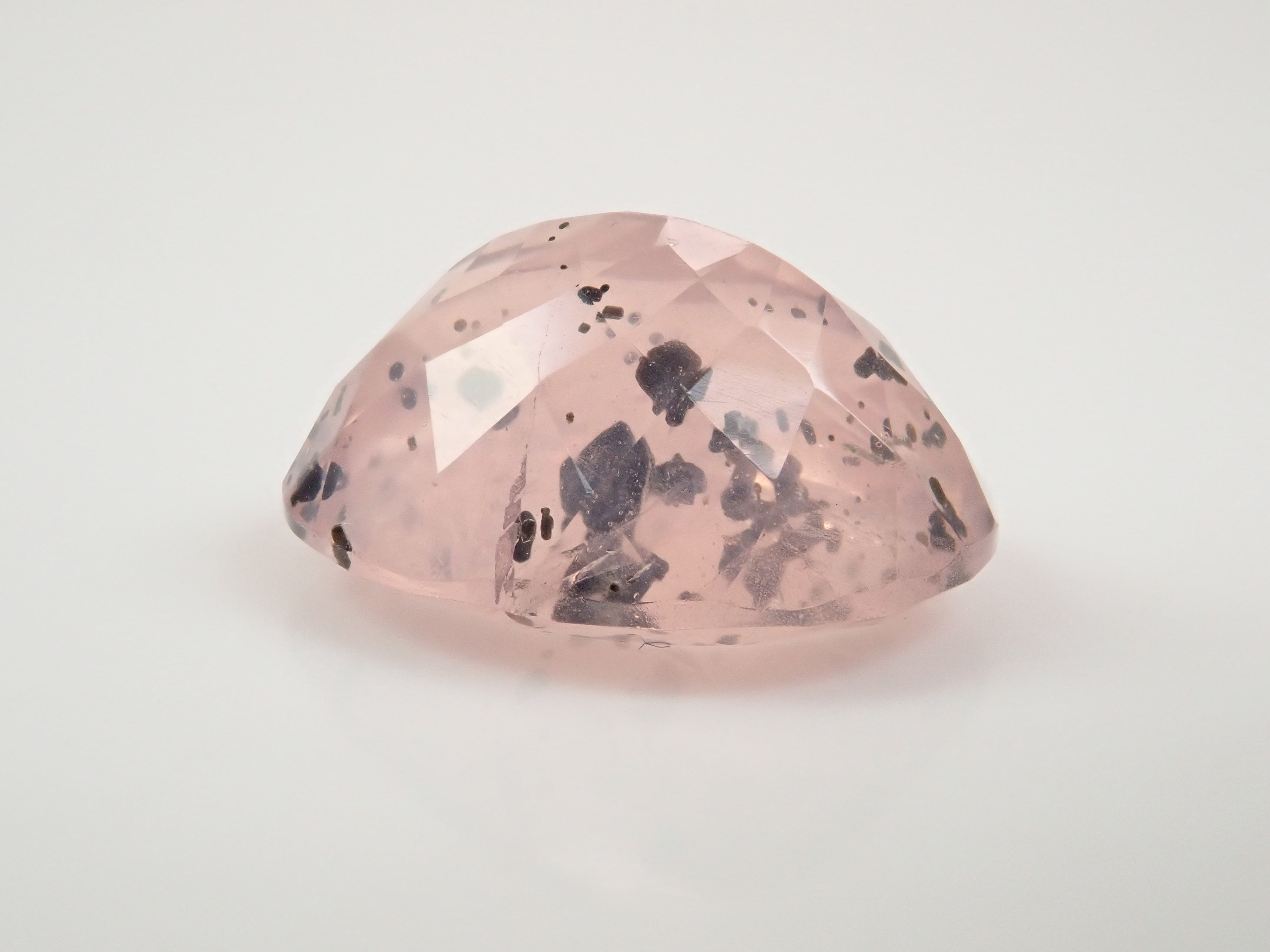 【12562772掲載】ブラジル産マイカインローズクォーツ(雲母インローズクォーツ) 7.044ctルース