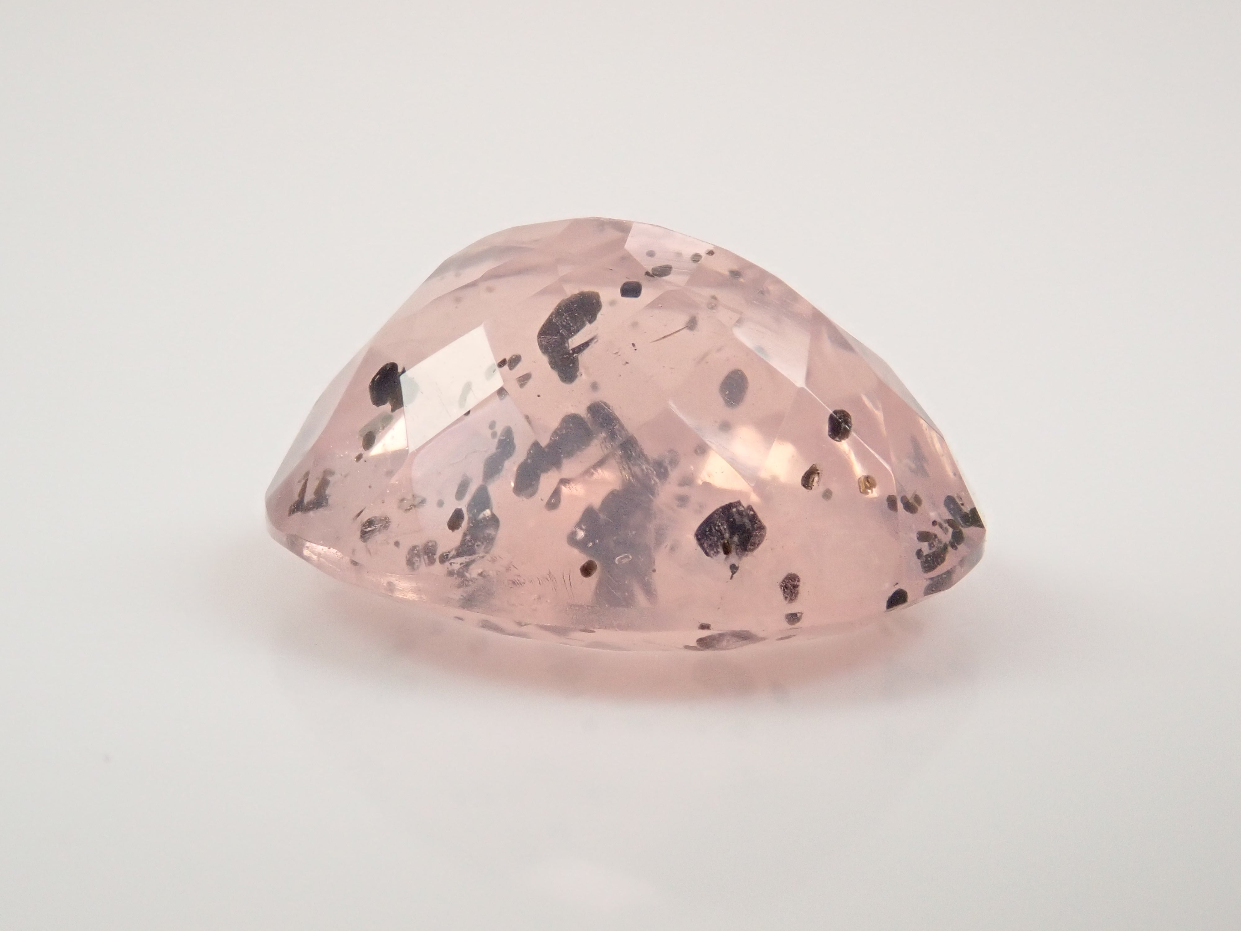 【12562772掲載】ブラジル産マイカインローズクォーツ(雲母インローズクォーツ) 7.044ctルース