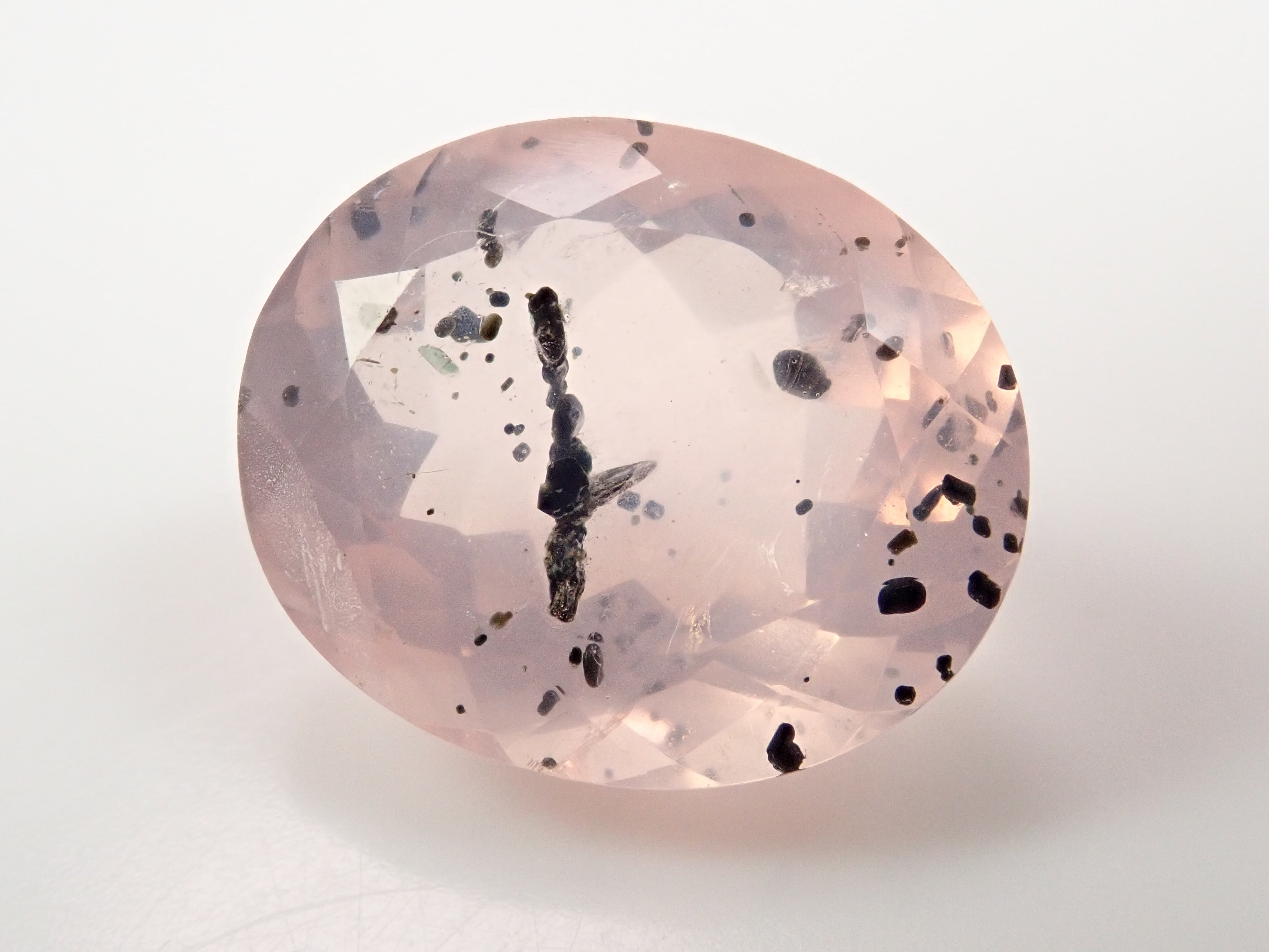 【12562772掲載】ブラジル産マイカインローズクォーツ(雲母インローズクォーツ) 7.044ctルース