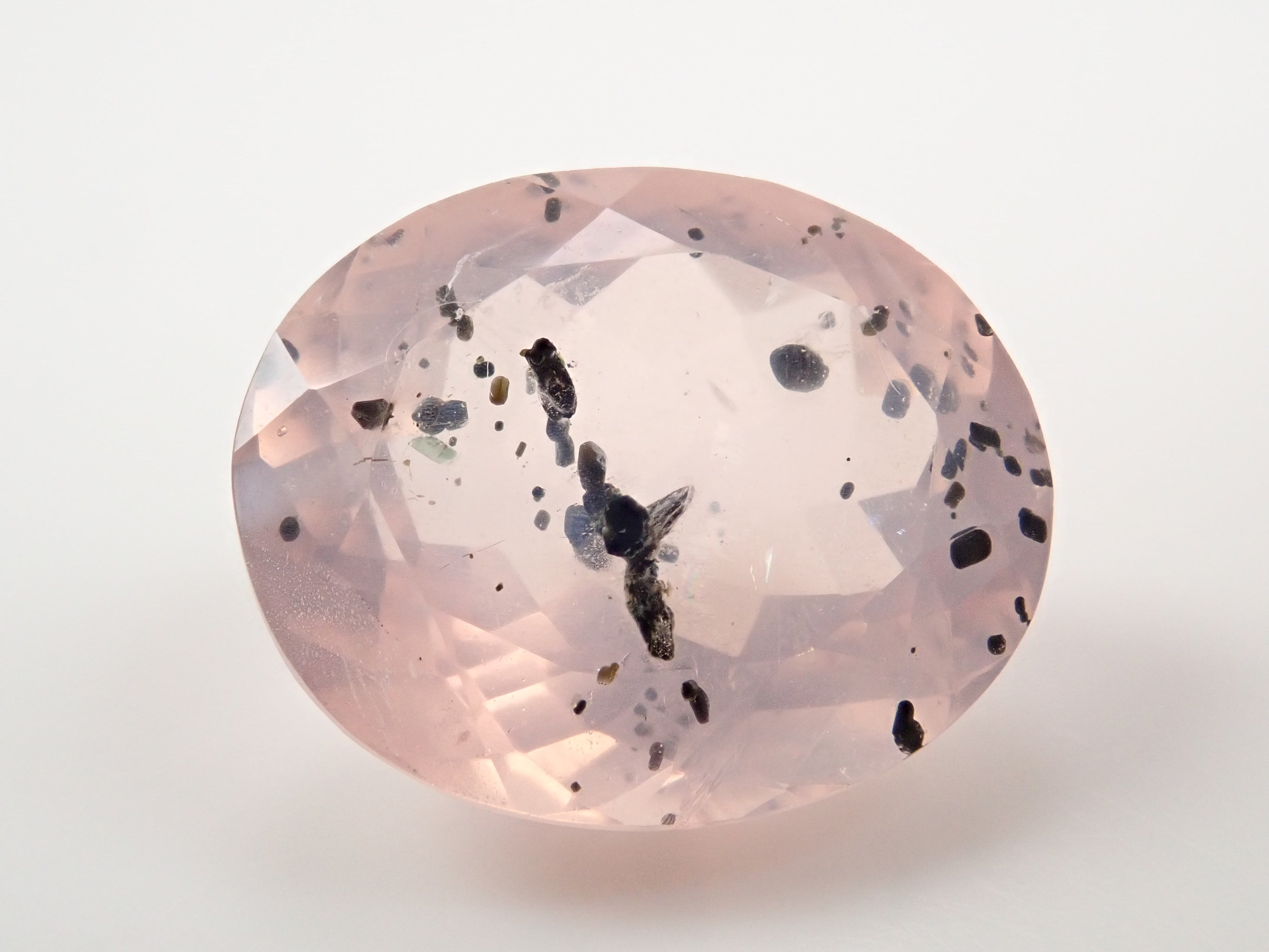 【12562772掲載】ブラジル産マイカインローズクォーツ(雲母インローズクォーツ) 7.044ctルース