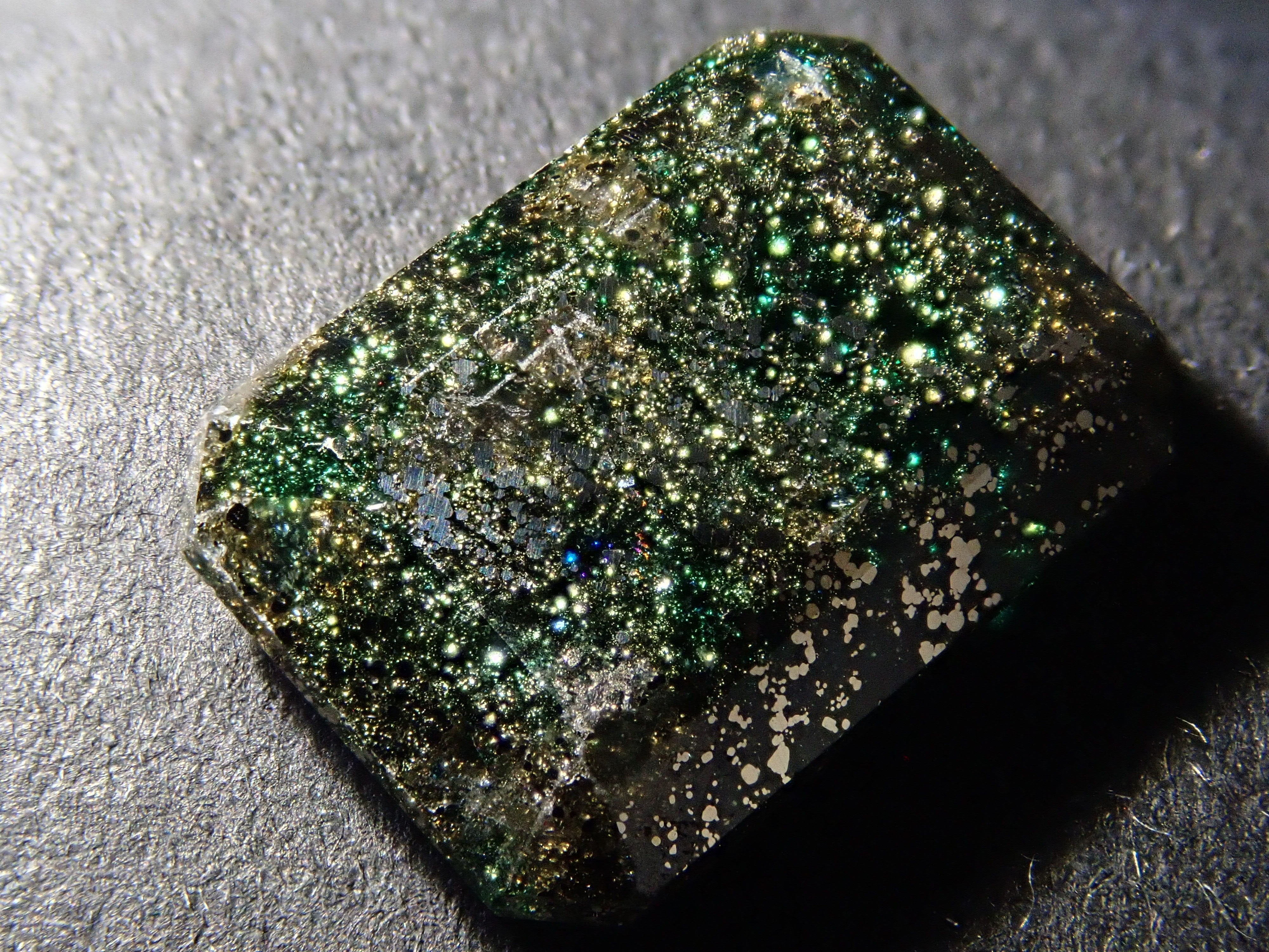 【12562754掲載】コロンビア産パイライトインエメラルド 4.221ctルース