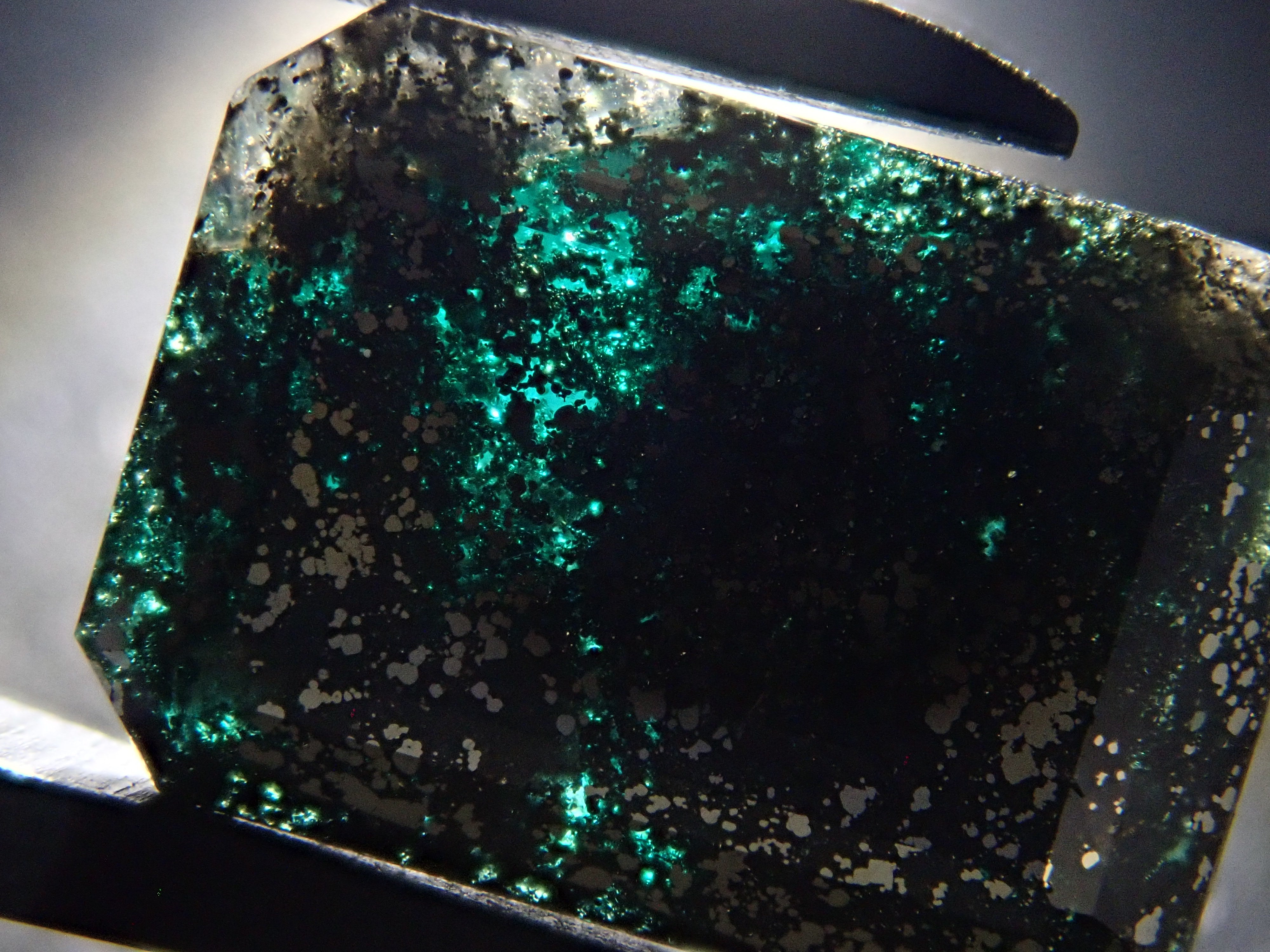 【12562754掲載】コロンビア産パイライトインエメラルド 4.221ctルース