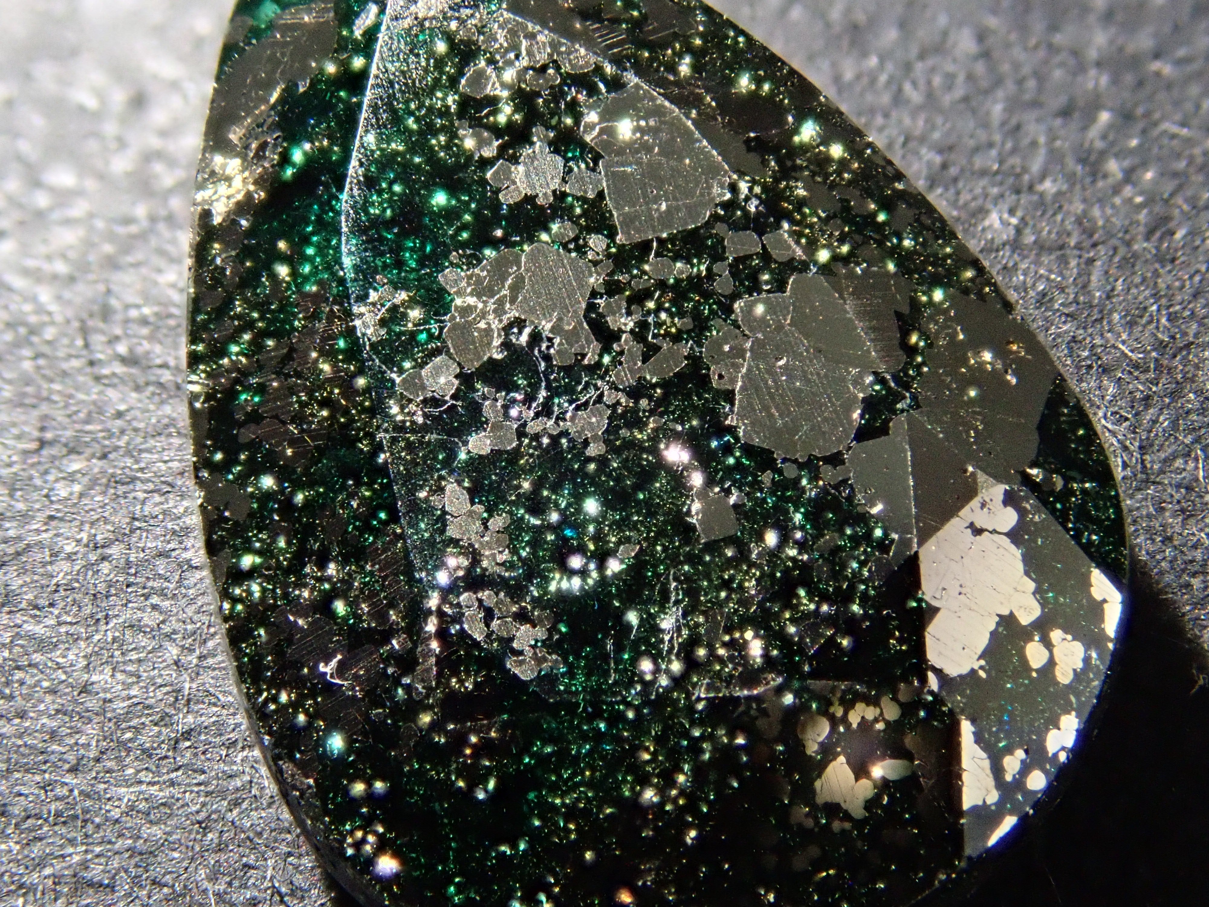 【12562757掲載】コロンビア産パイライトインエメラルド 4.226ctルース