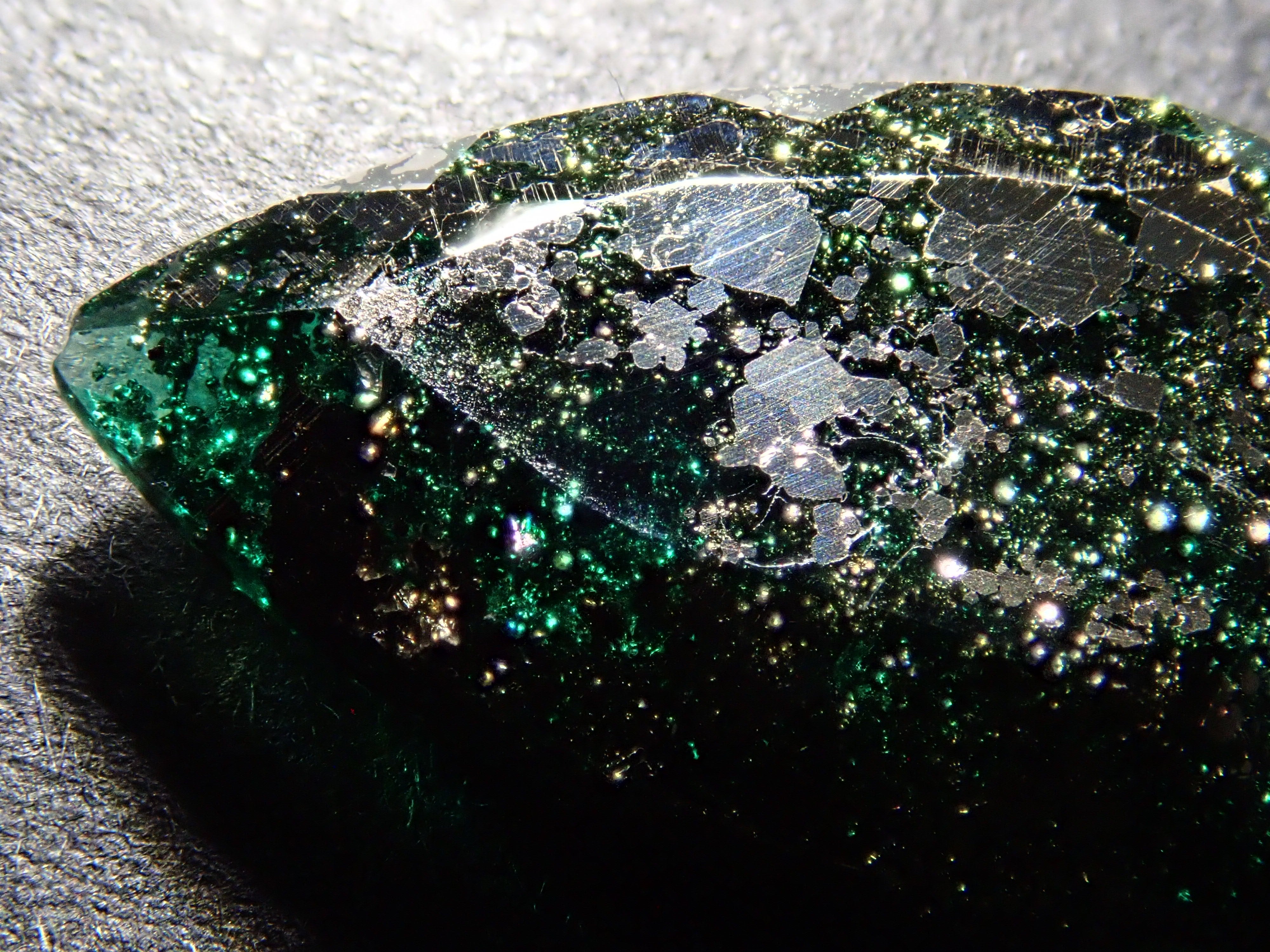 【12562757掲載】コロンビア産パイライトインエメラルド 4.226ctルース