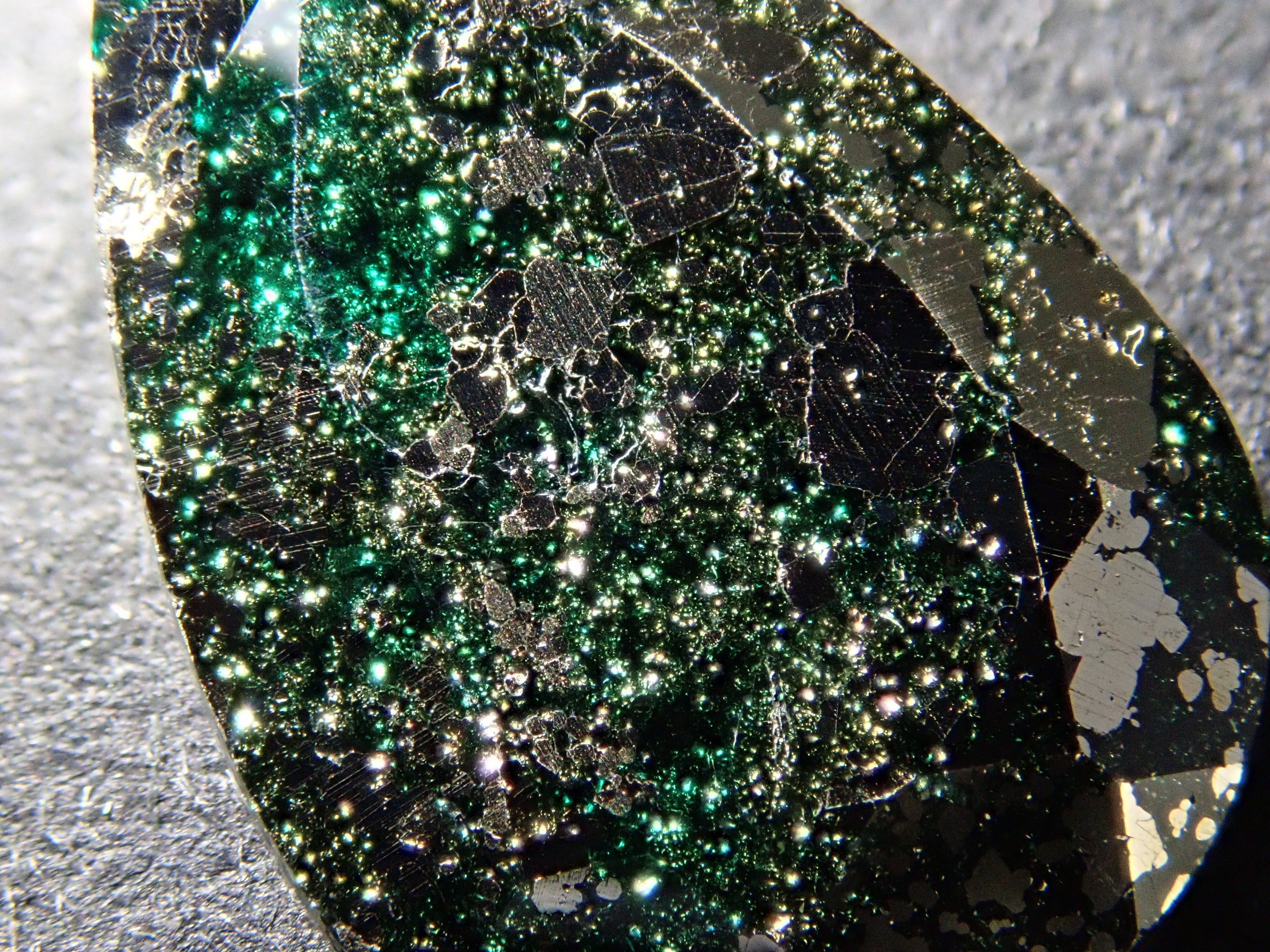 【12562757掲載】コロンビア産パイライトインエメラルド 4.226ctルース