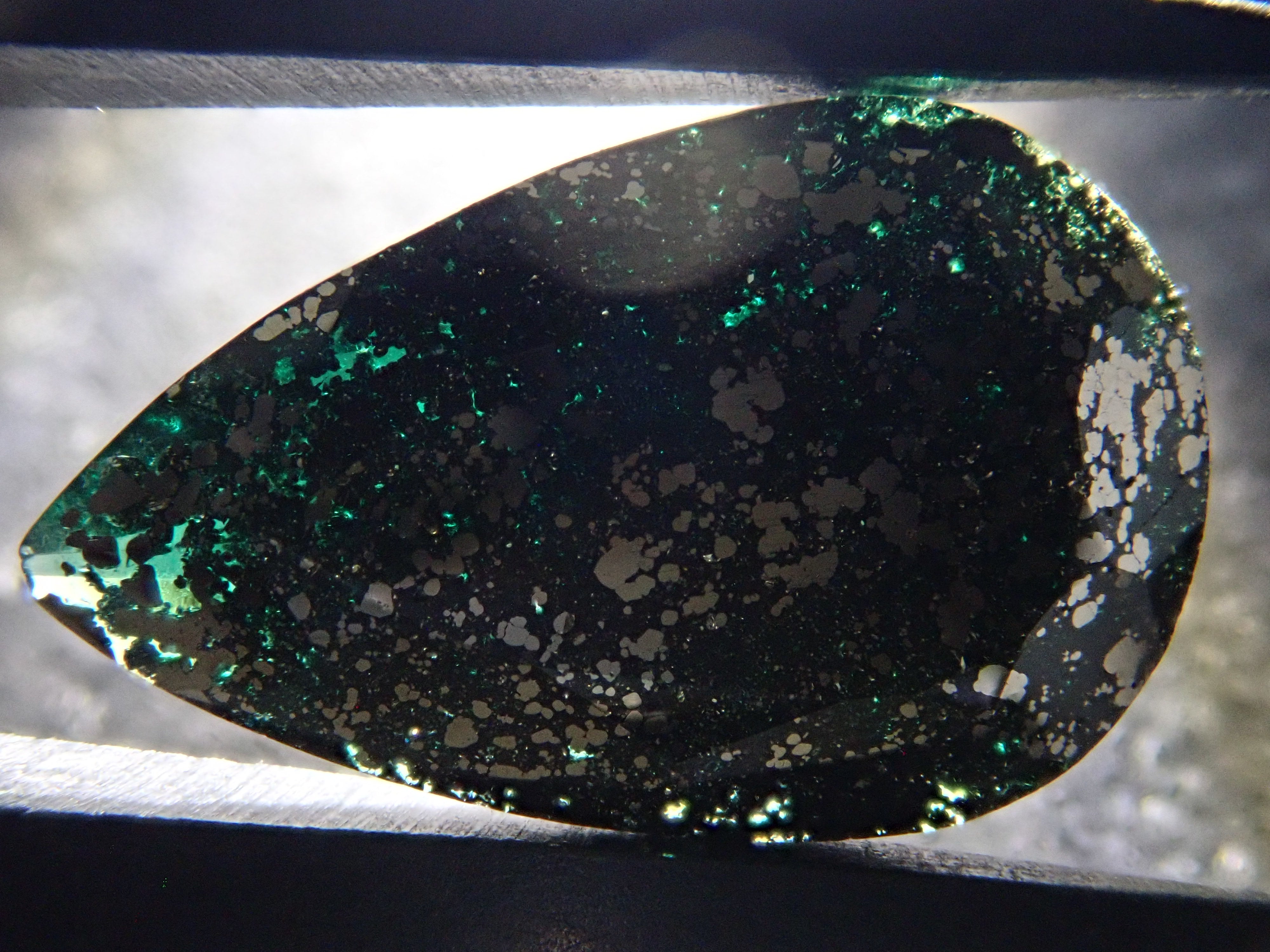 【12562757掲載】コロンビア産パイライトインエメラルド 4.226ctルース