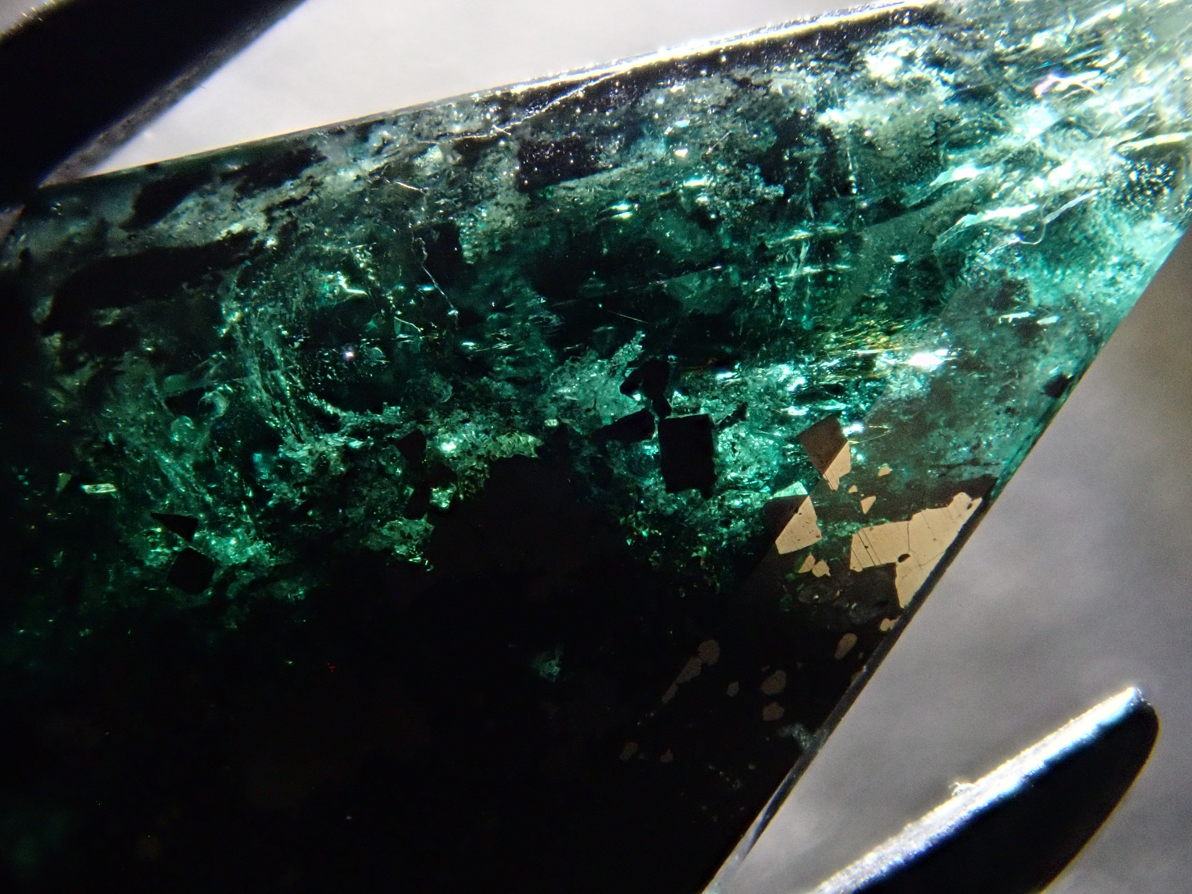 【12562758掲載】コロンビア産パイライトインエメラルド 3.346ctルース