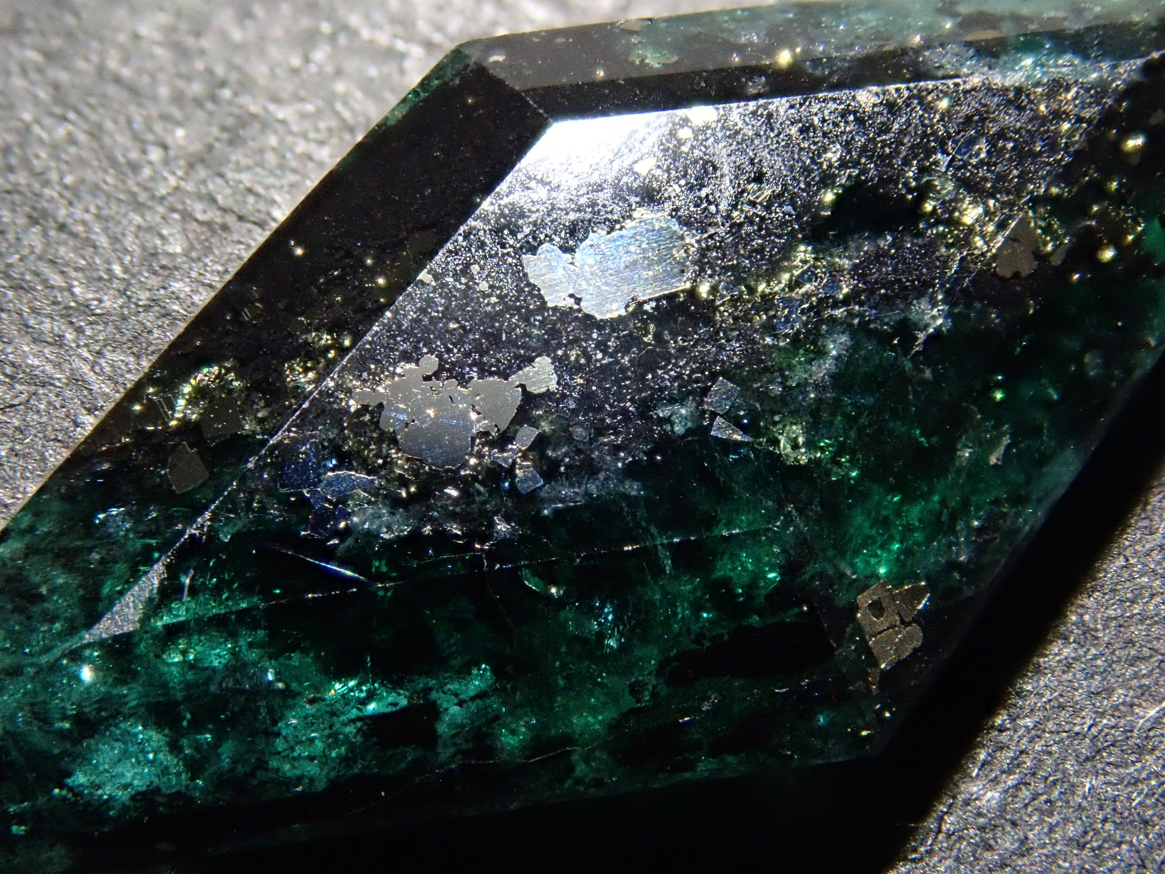 【12562758掲載】コロンビア産パイライトインエメラルド 3.346ctルース