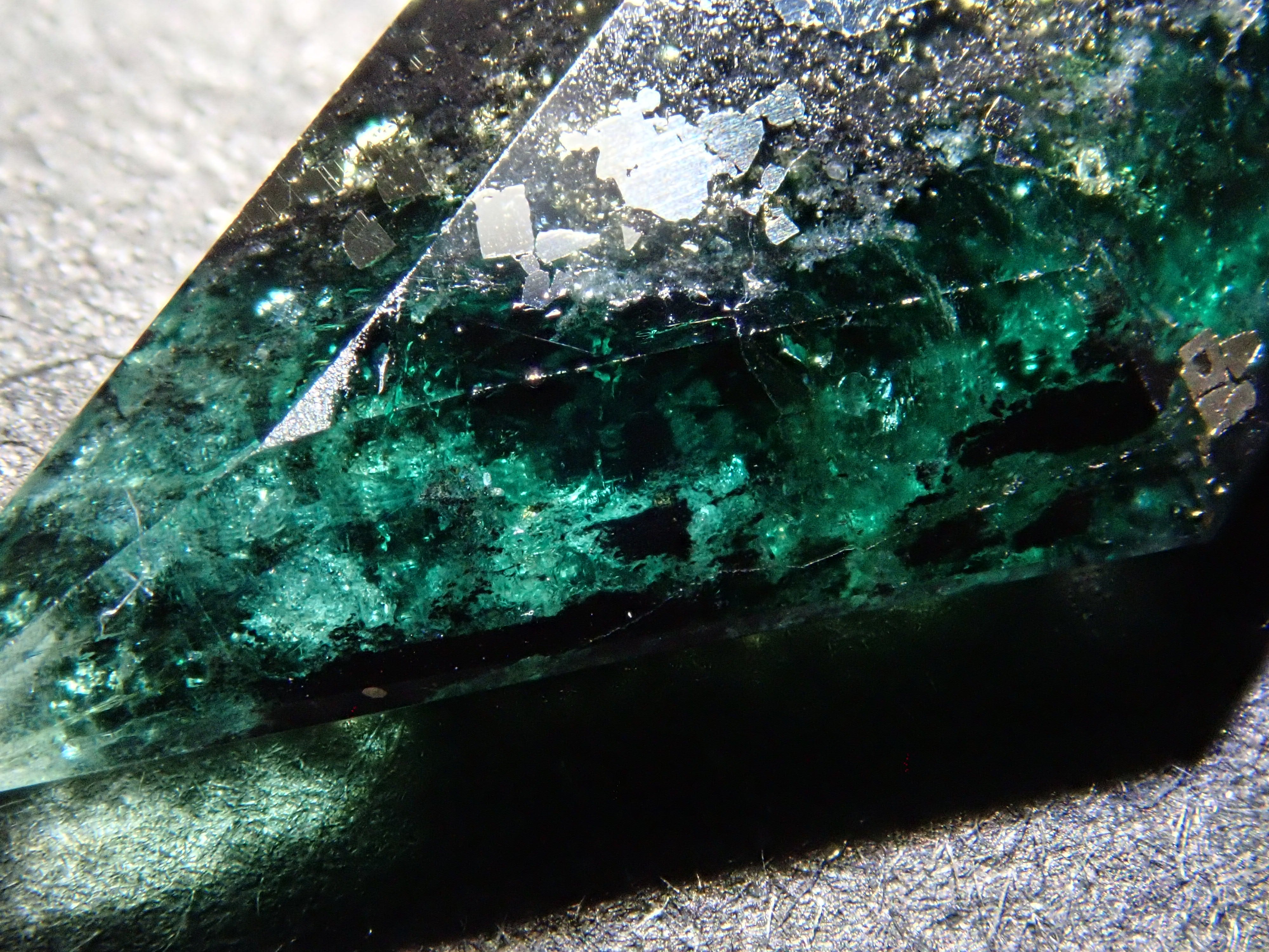 【12562758掲載】コロンビア産パイライトインエメラルド 3.346ctルース