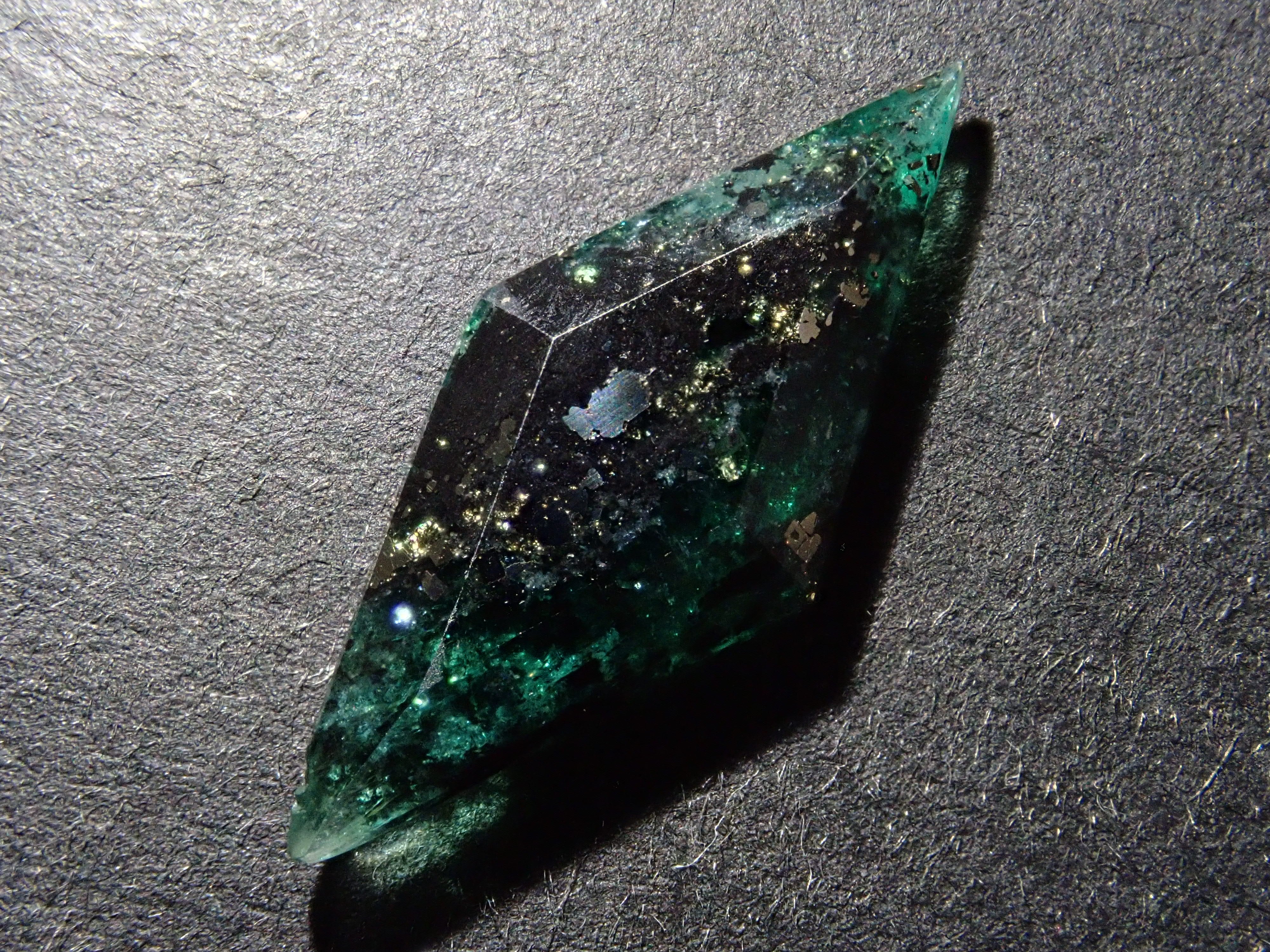 【12562758掲載】コロンビア産パイライトインエメラルド 3.346ctルース