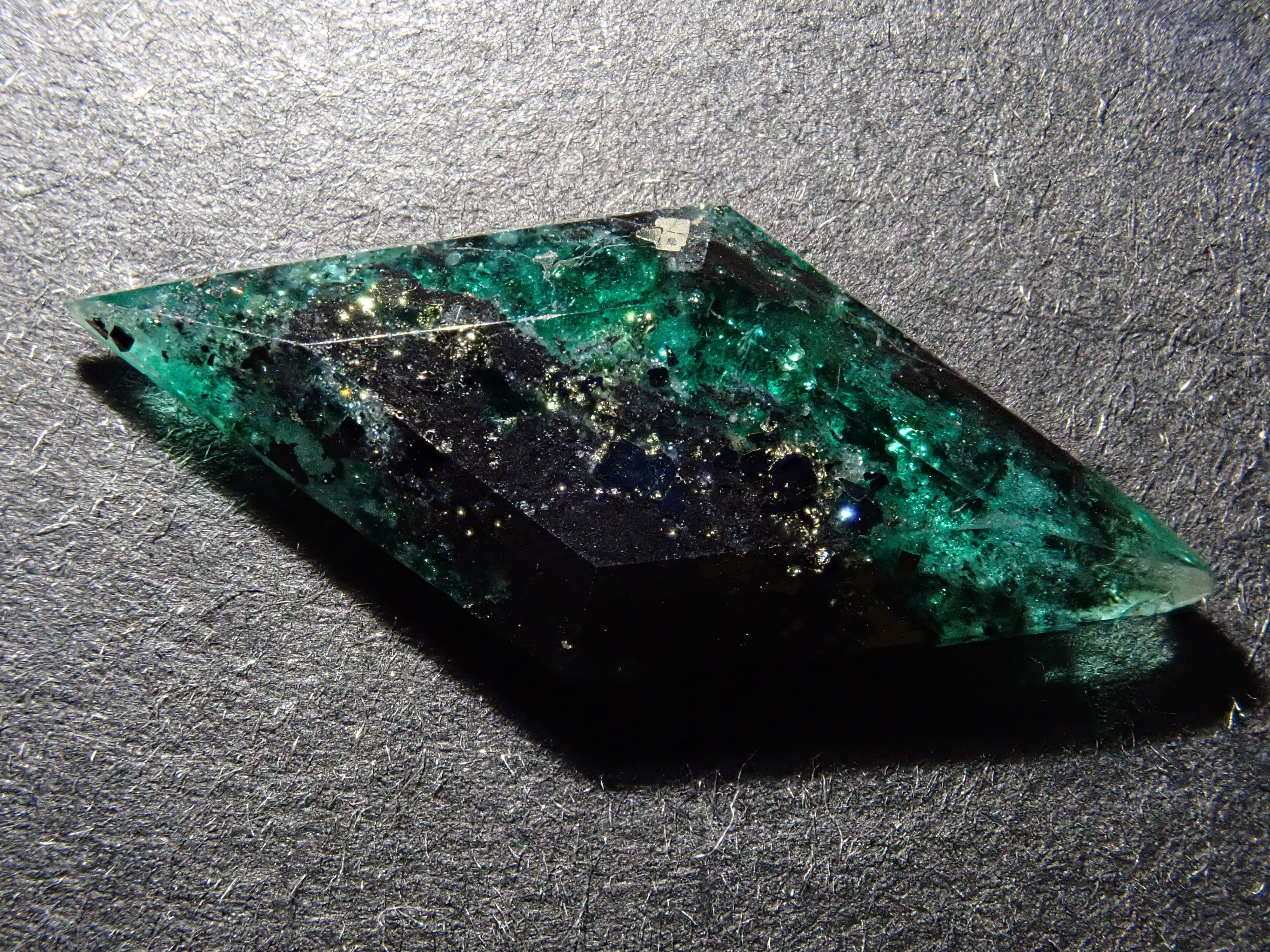 【12562758掲載】コロンビア産パイライトインエメラルド 3.346ctルース