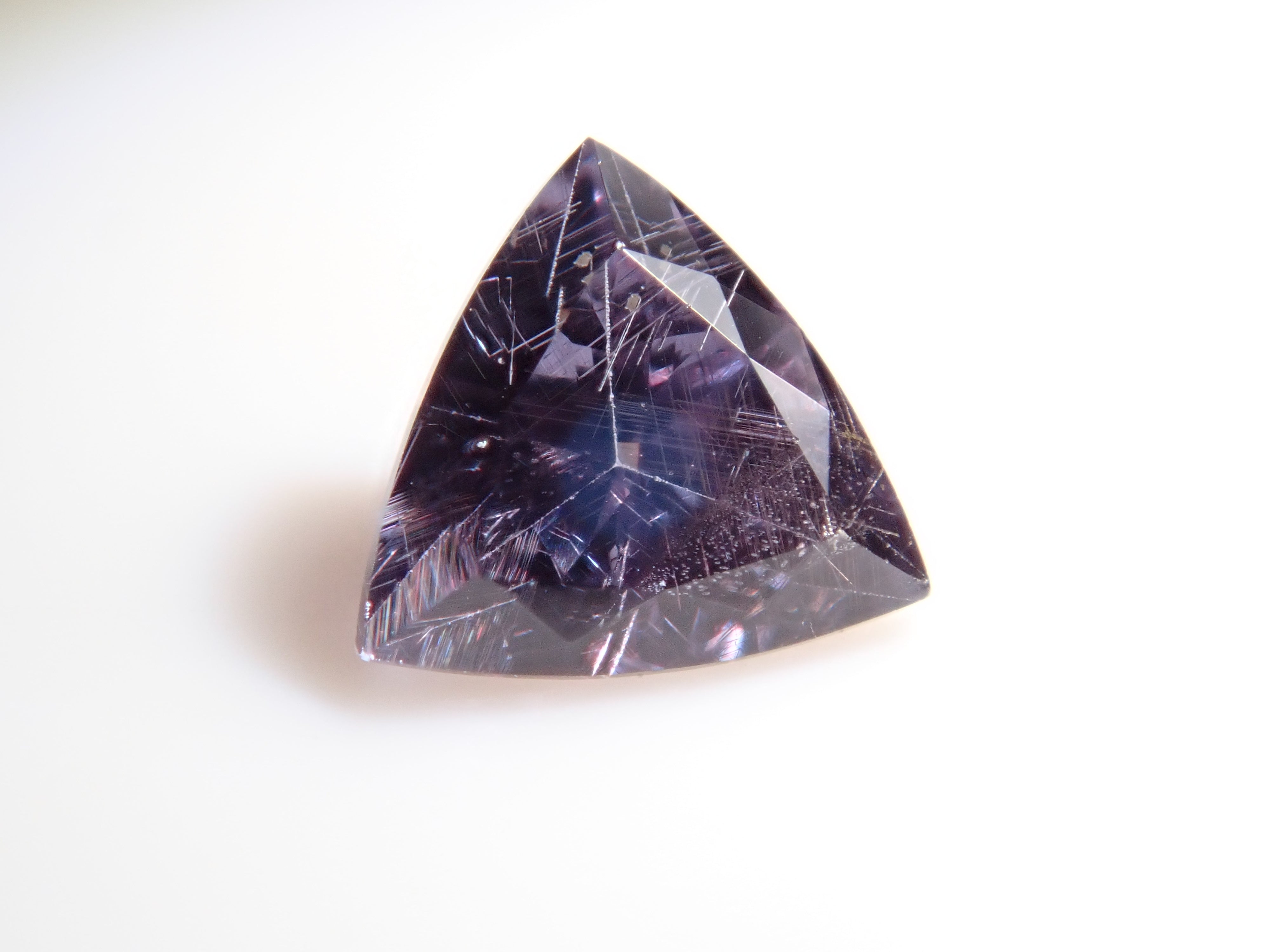 【12562760掲載】マダガスカル産ベキリーブルーガーネット(カラーチェンジガーネット) 0.186ctルース