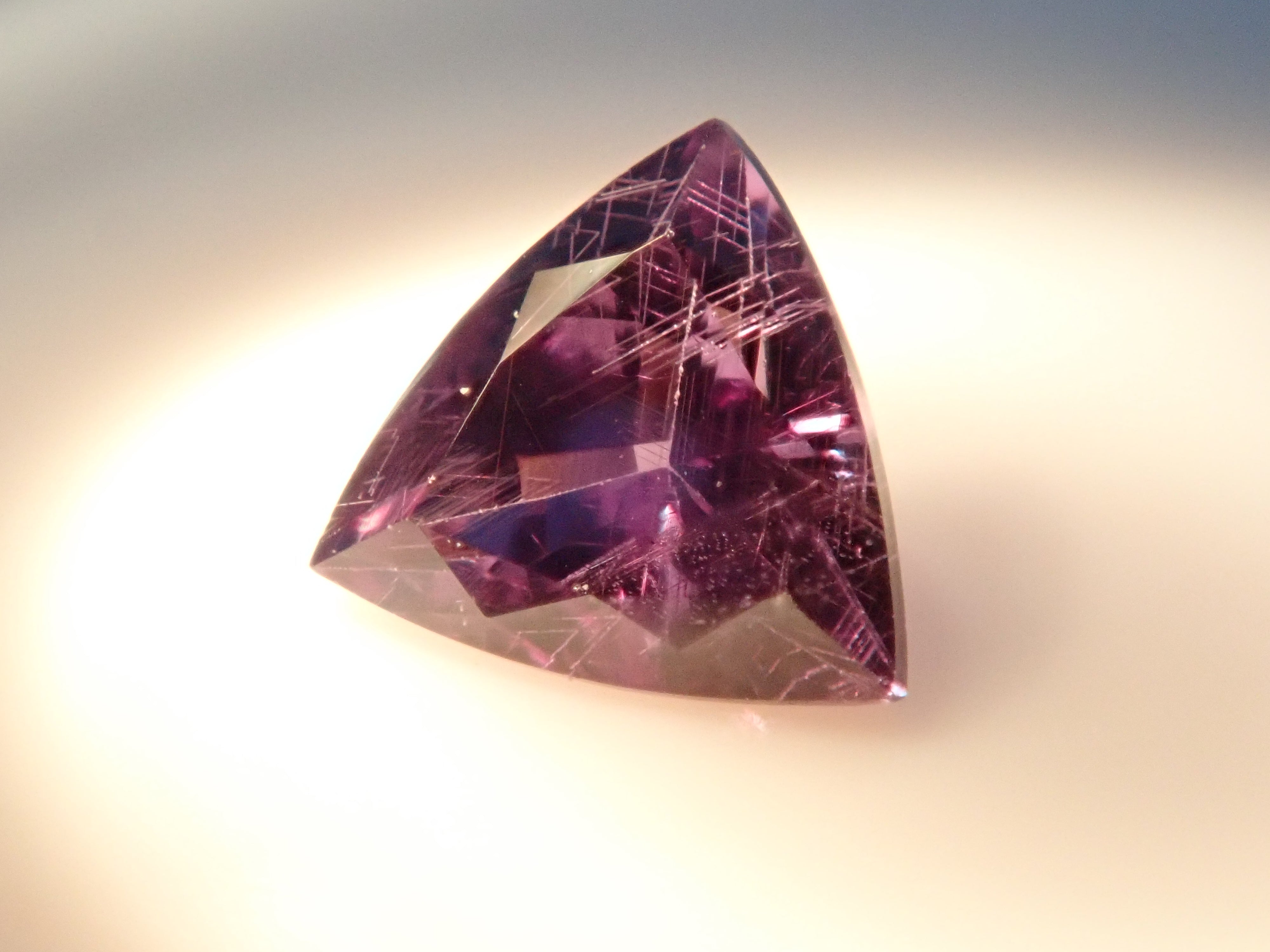 【12562760掲載】マダガスカル産ベキリーブルーガーネット(カラーチェンジガーネット) 0.186ctルース