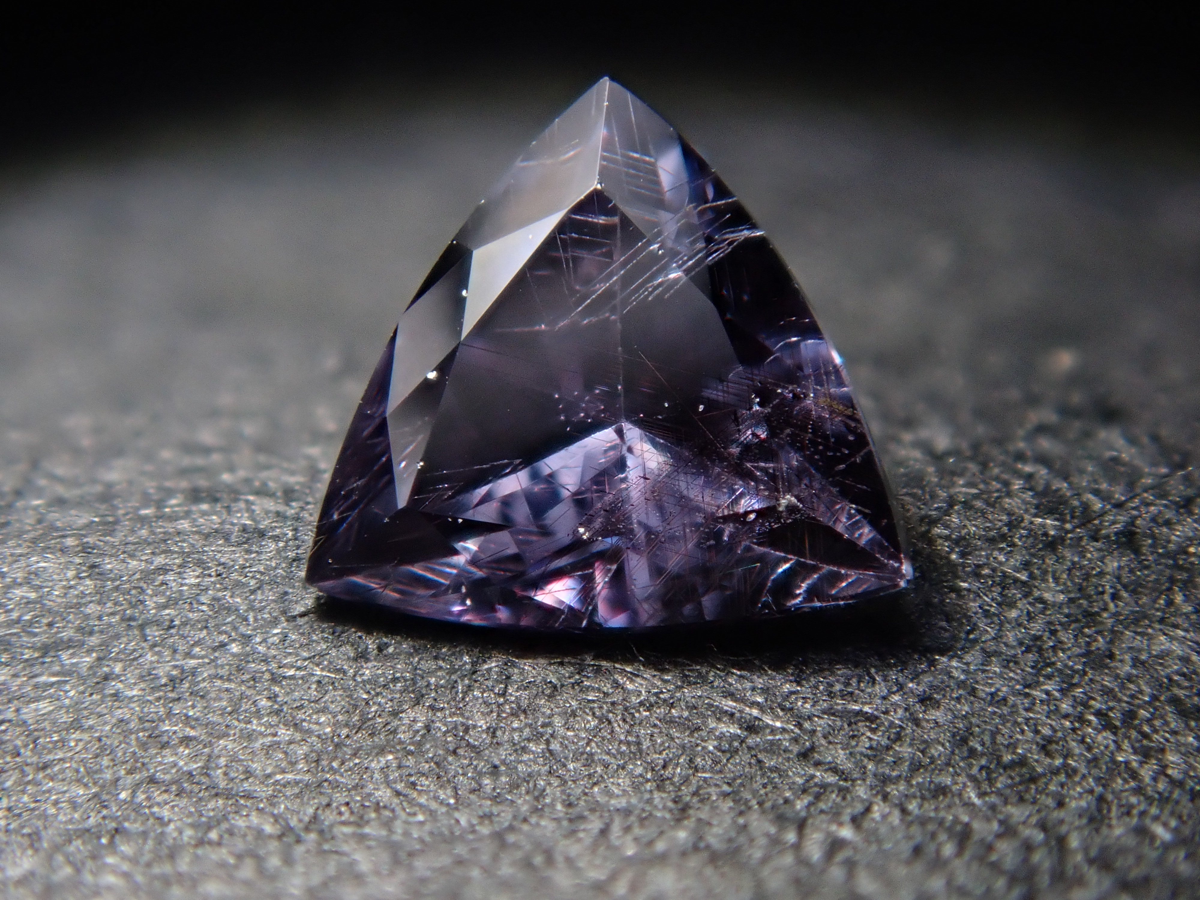 【12562760掲載】マダガスカル産ベキリーブルーガーネット(カラーチェンジガーネット) 0.186ctルース