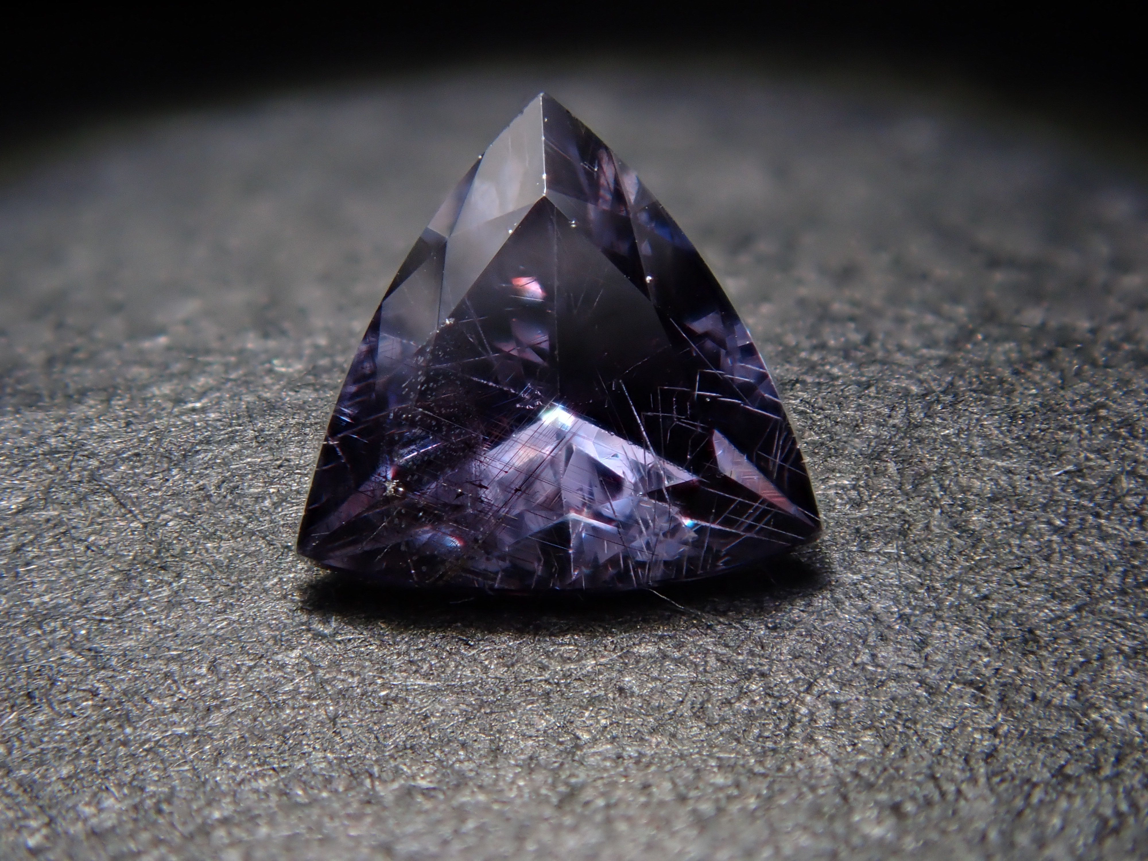 【12562760掲載】マダガスカル産ベキリーブルーガーネット(カラーチェンジガーネット) 0.186ctルース