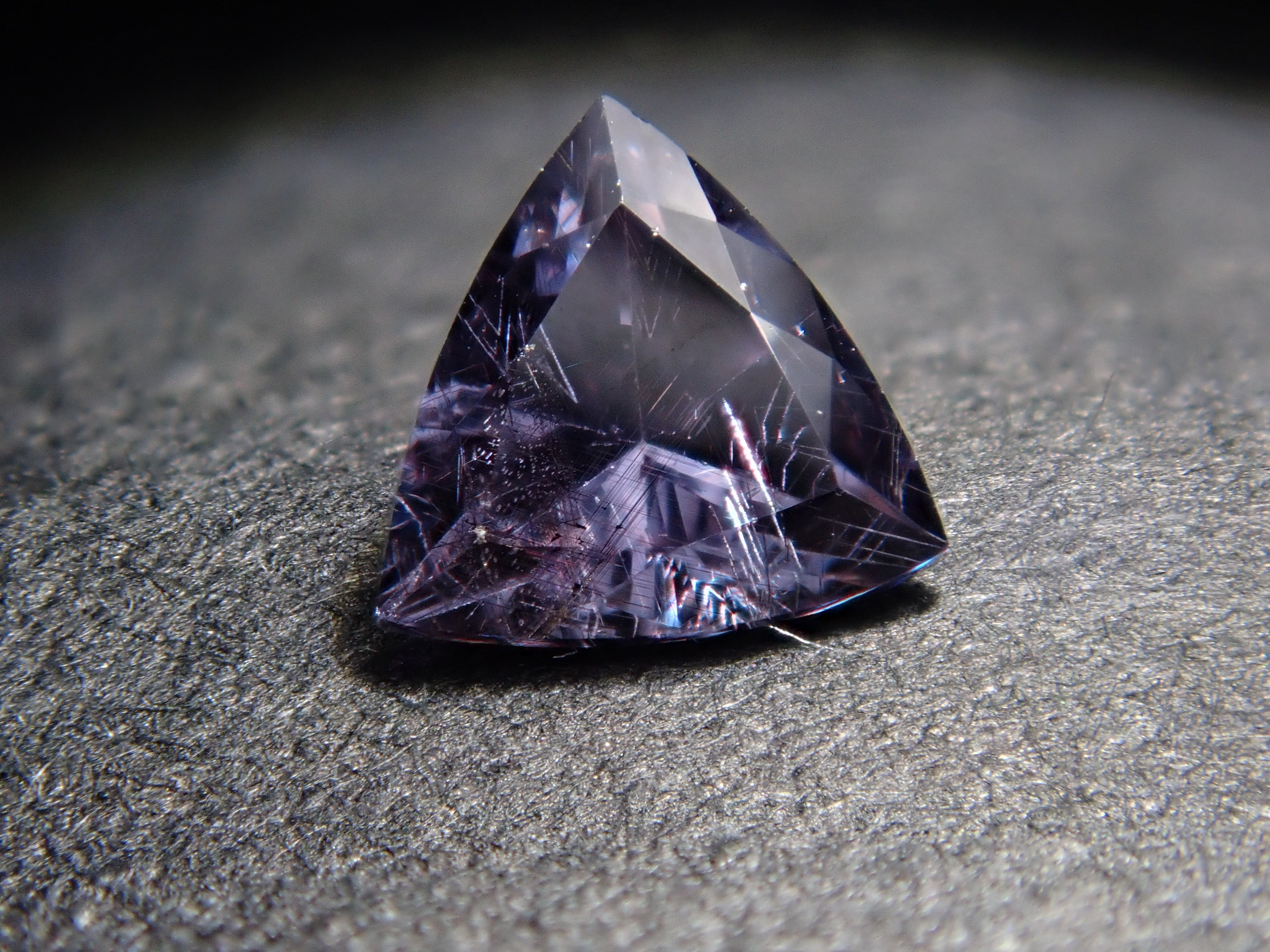 【12562760掲載】マダガスカル産ベキリーブルーガーネット(カラーチェンジガーネット) 0.186ctルース