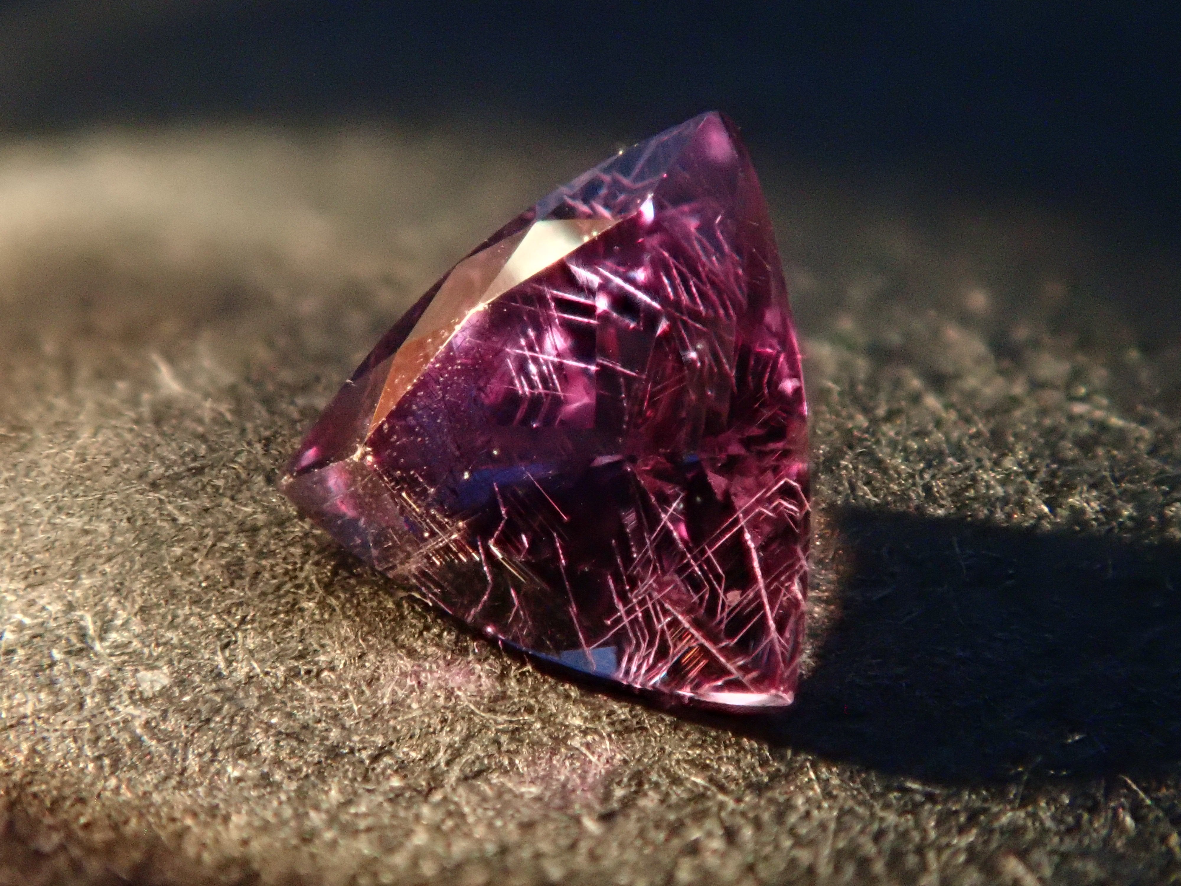 【12562760掲載】マダガスカル産ベキリーブルーガーネット(カラーチェンジガーネット) 0.186ctルース