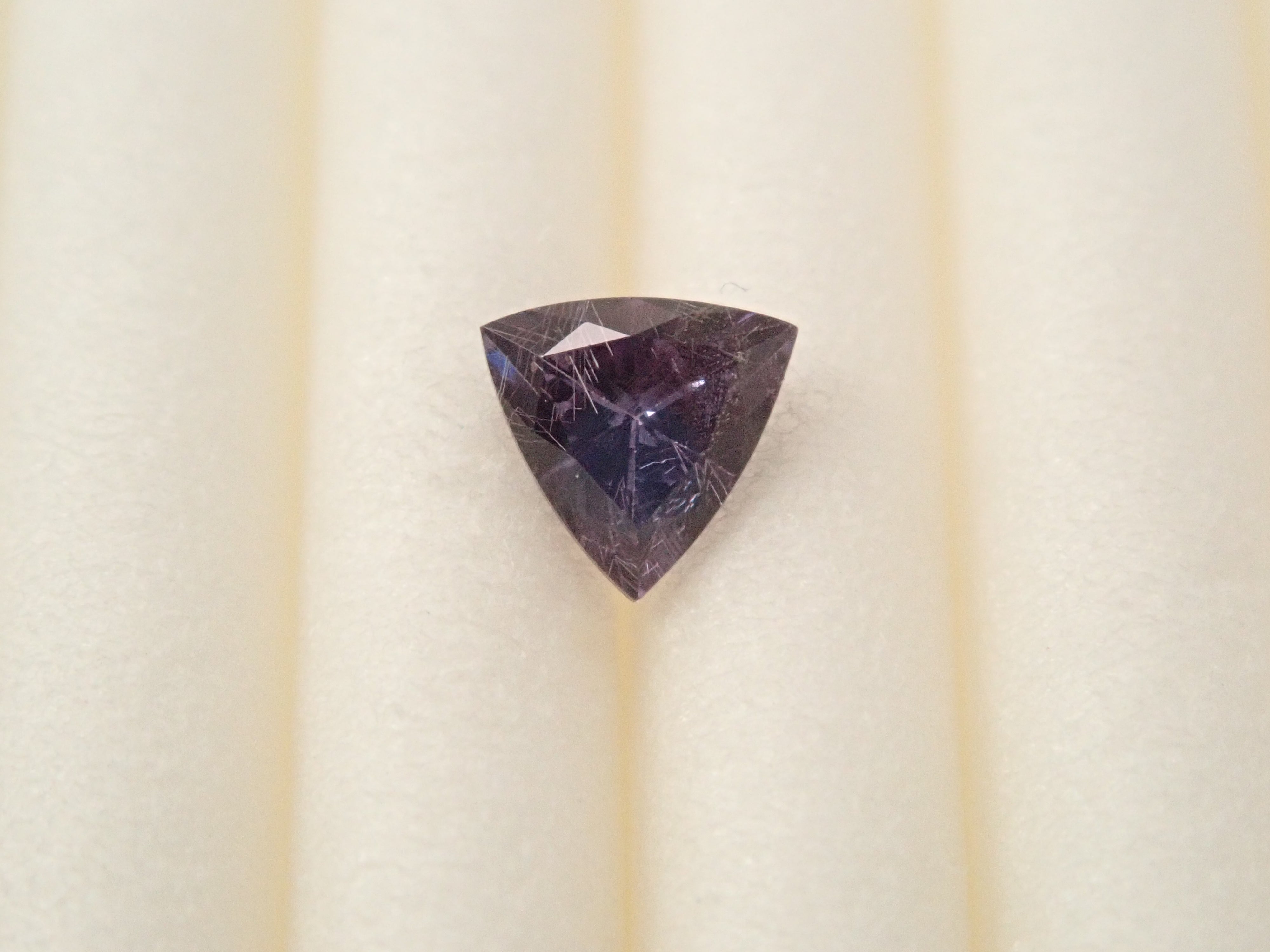 【12562760掲載】マダガスカル産ベキリーブルーガーネット(カラーチェンジガーネット) 0.186ctルース