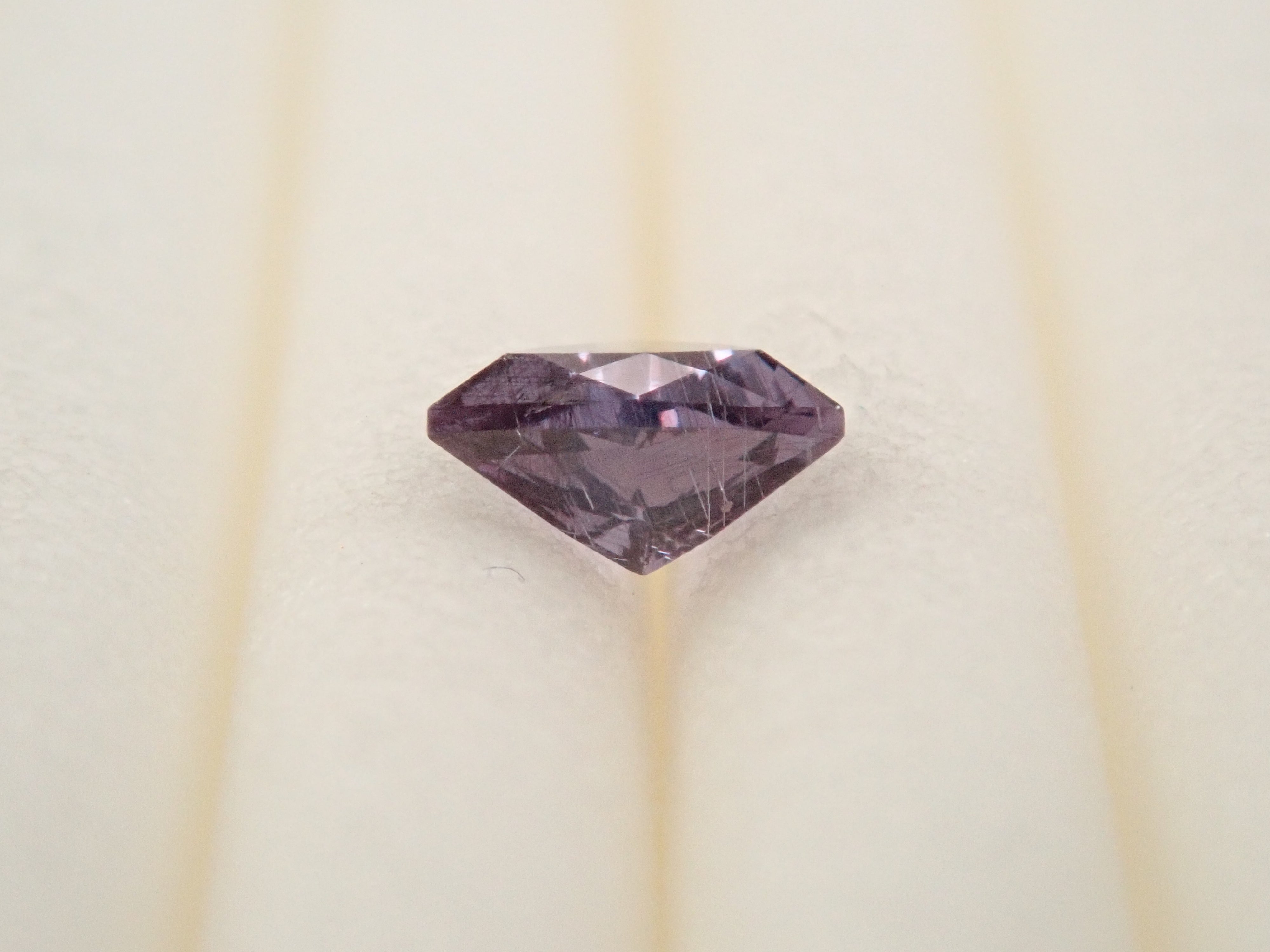 【12562760掲載】マダガスカル産ベキリーブルーガーネット(カラーチェンジガーネット) 0.186ctルース